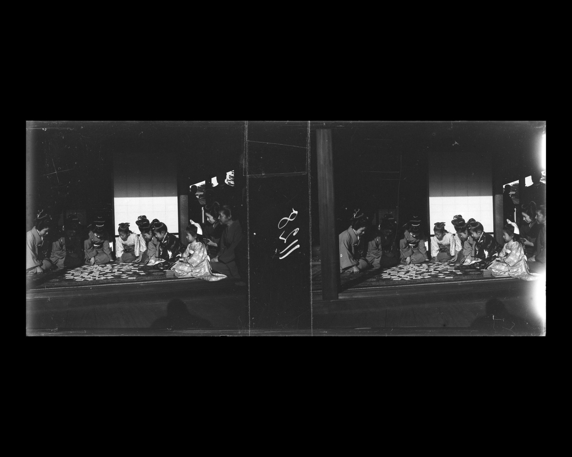 Image représentant Dames et jeunes filles de la famille Okuma jouant à un jeux de cartes traditionnel, lors d'une réception