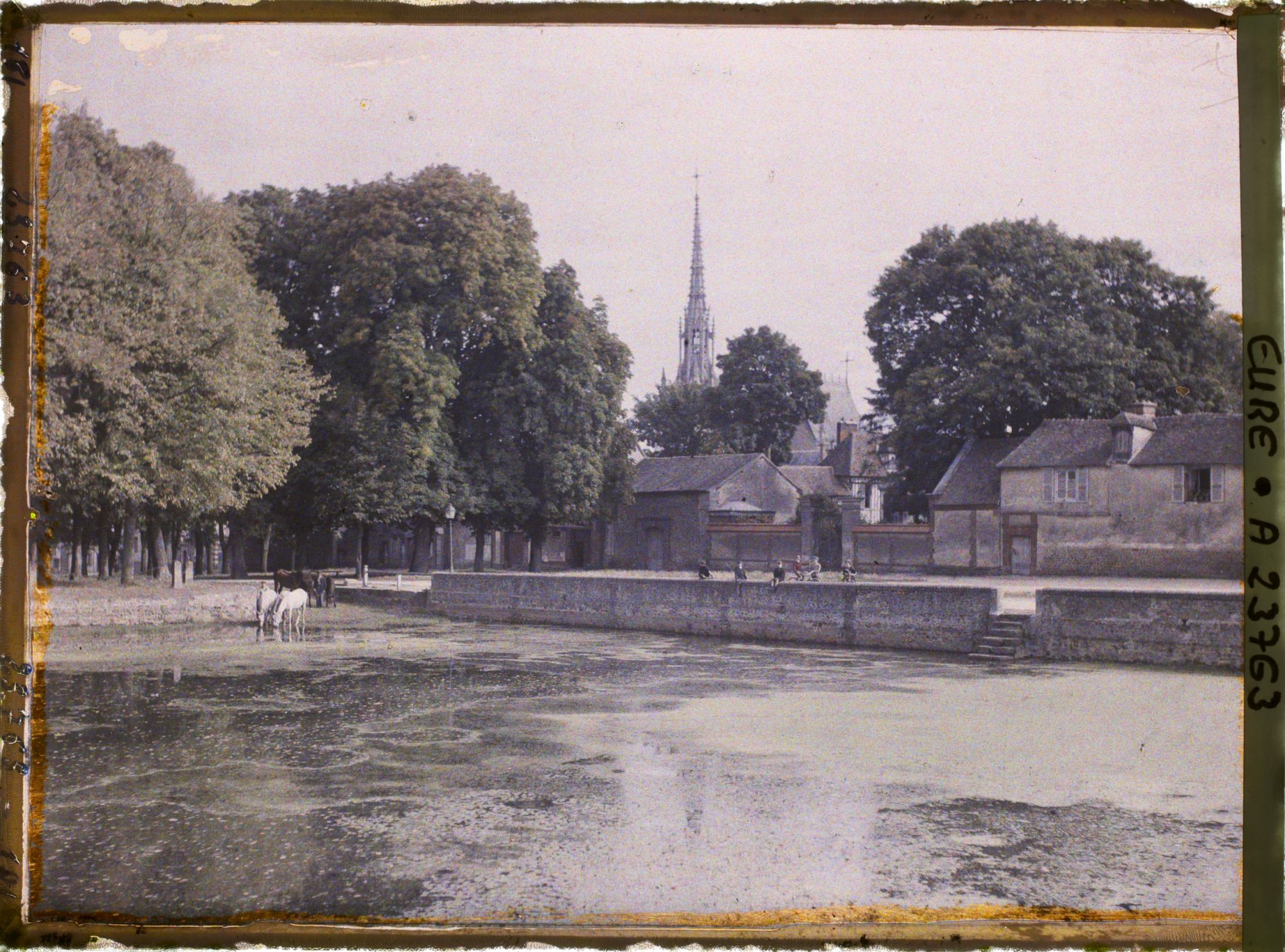 Image représentant La grande mare et l'église