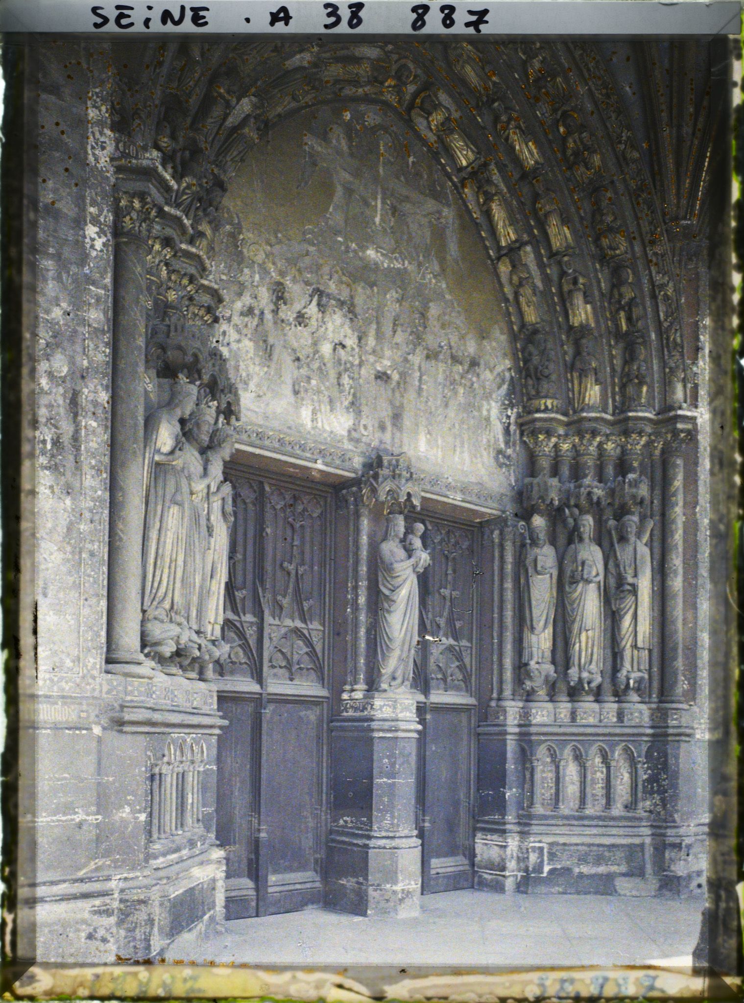 Image représentant Le portail central de l'église Saint-Germain-l'Auxerrois