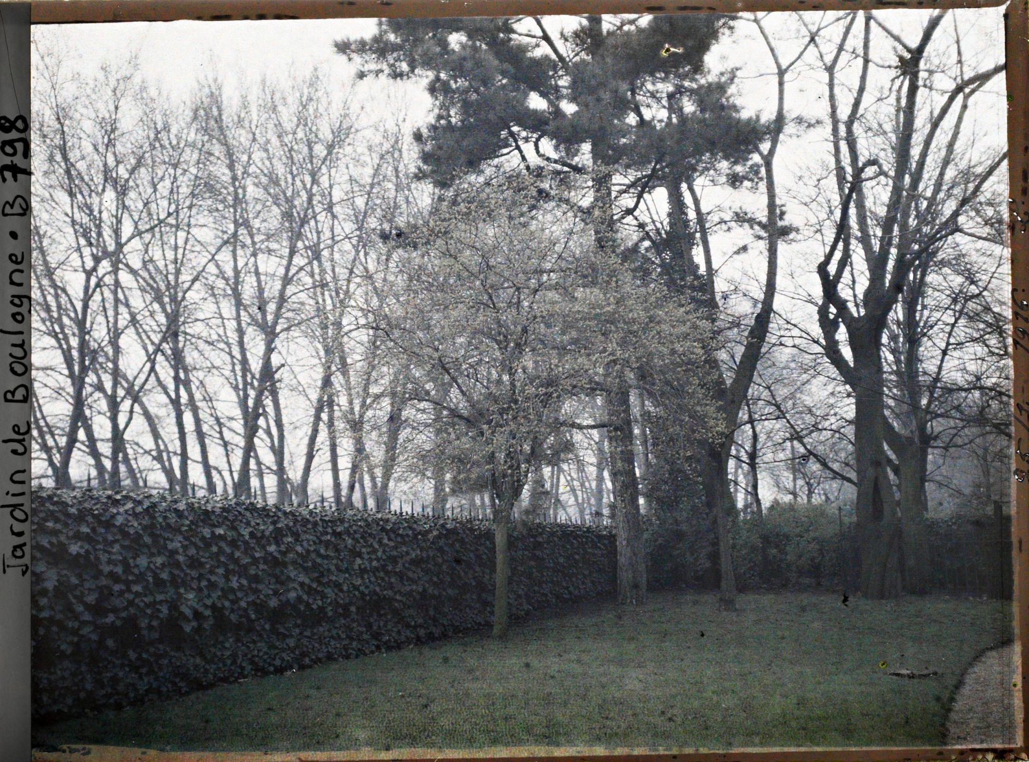 Image représentant La cloture de la propriété du côté du quai du 4 septembre