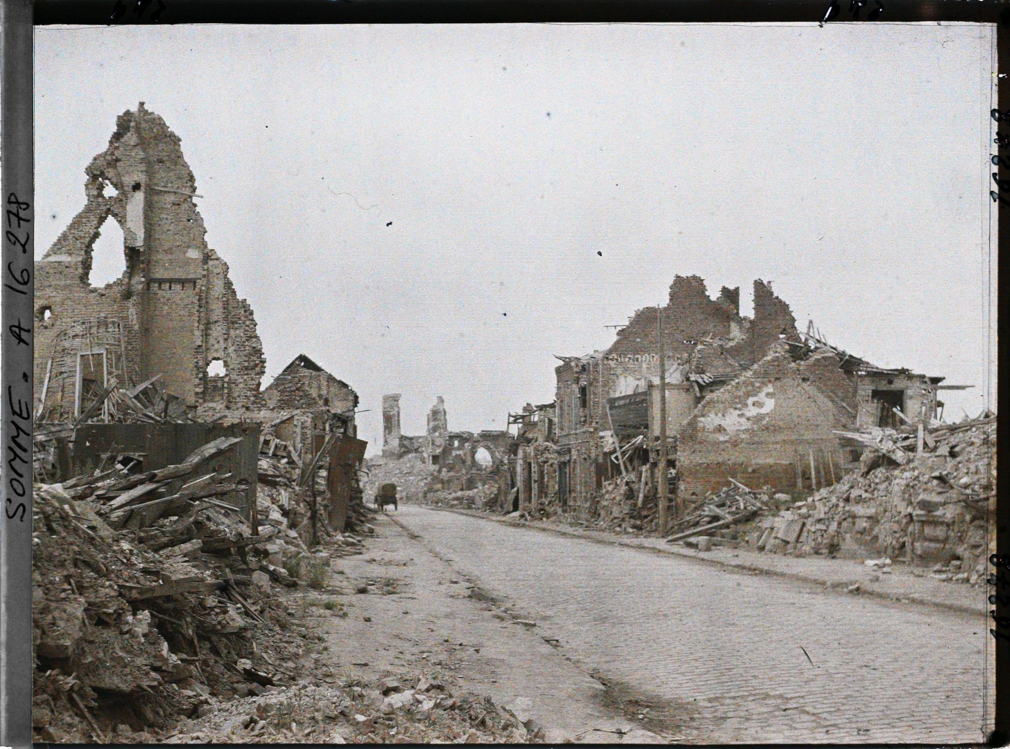Image représentant France, Albert, Ruines route de Bapaume