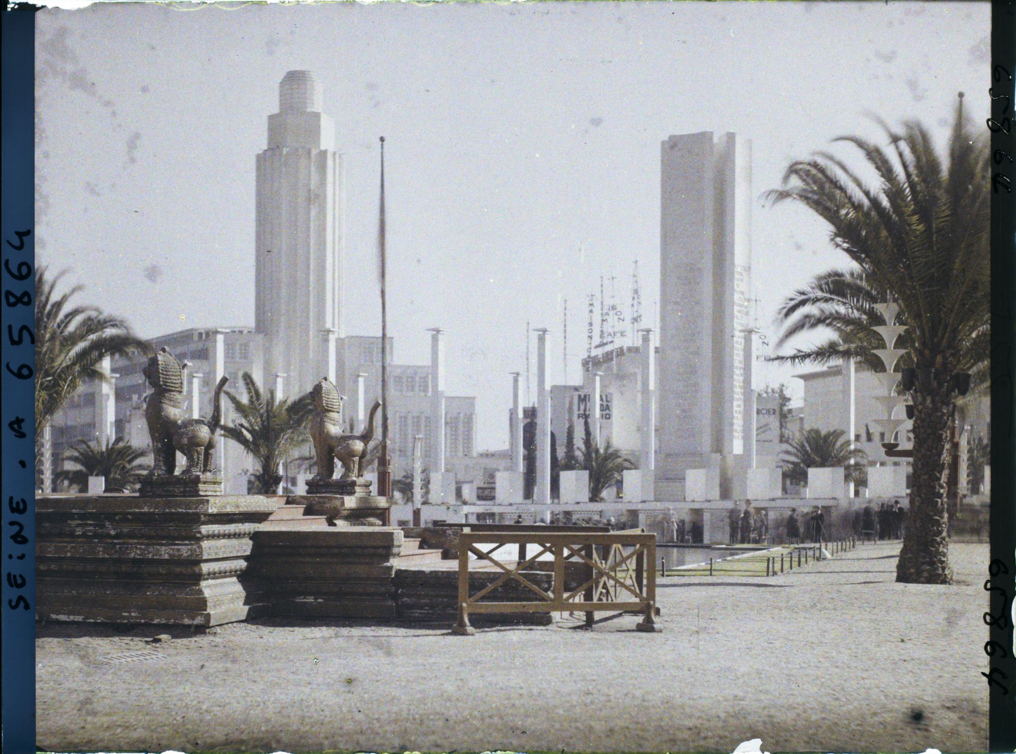 Image représentant L'Exposition Coloniale Internationale de 1931, le palais des groupes industriels de la section métropolitaine et la fontaine de la porte d'honneur, à l'entrée de l'exposition