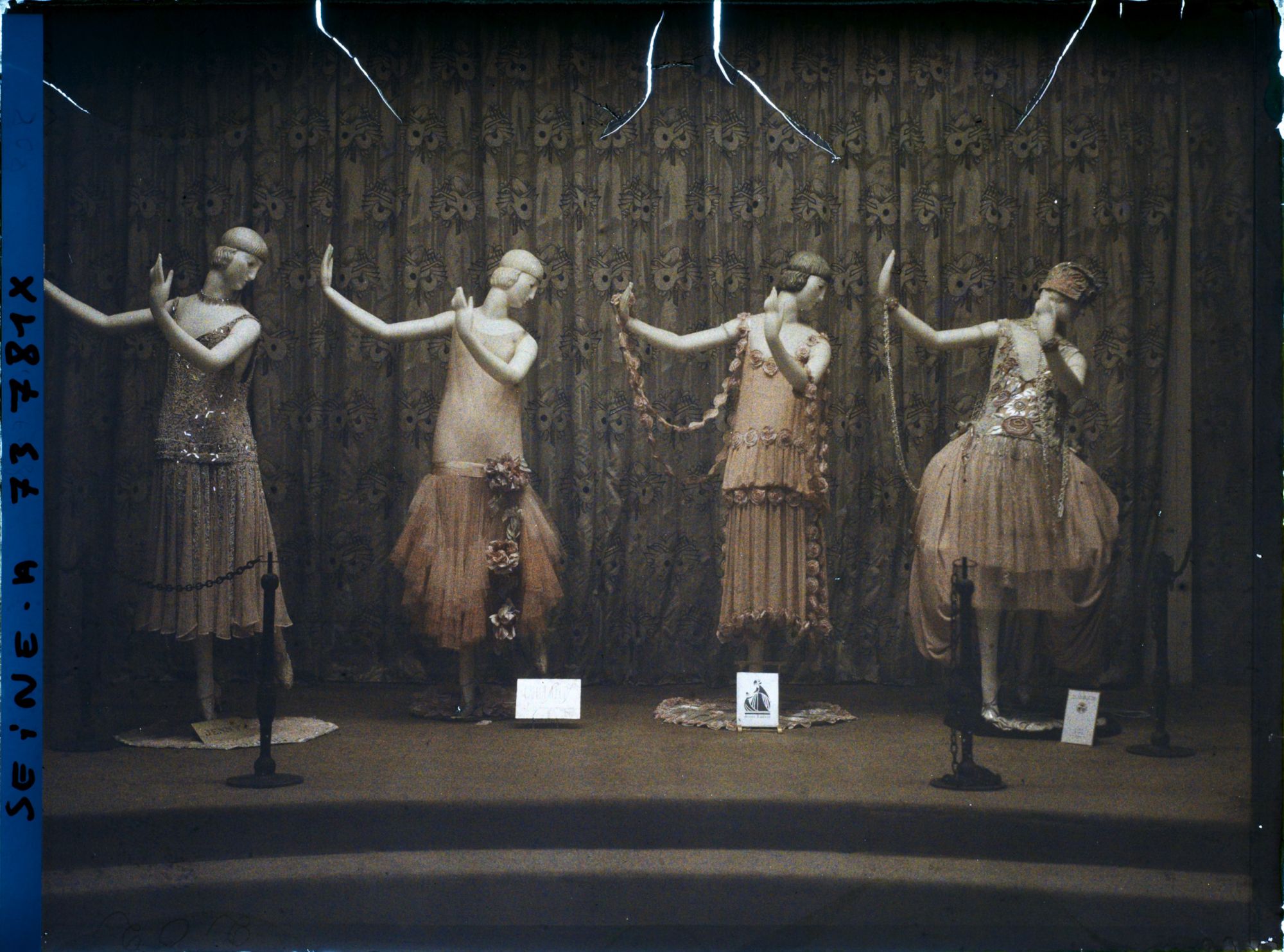 Image représentant L'Exposition des arts décoratifs, Costumes de scène, classe 24, théâtre, dans le Grand Palais