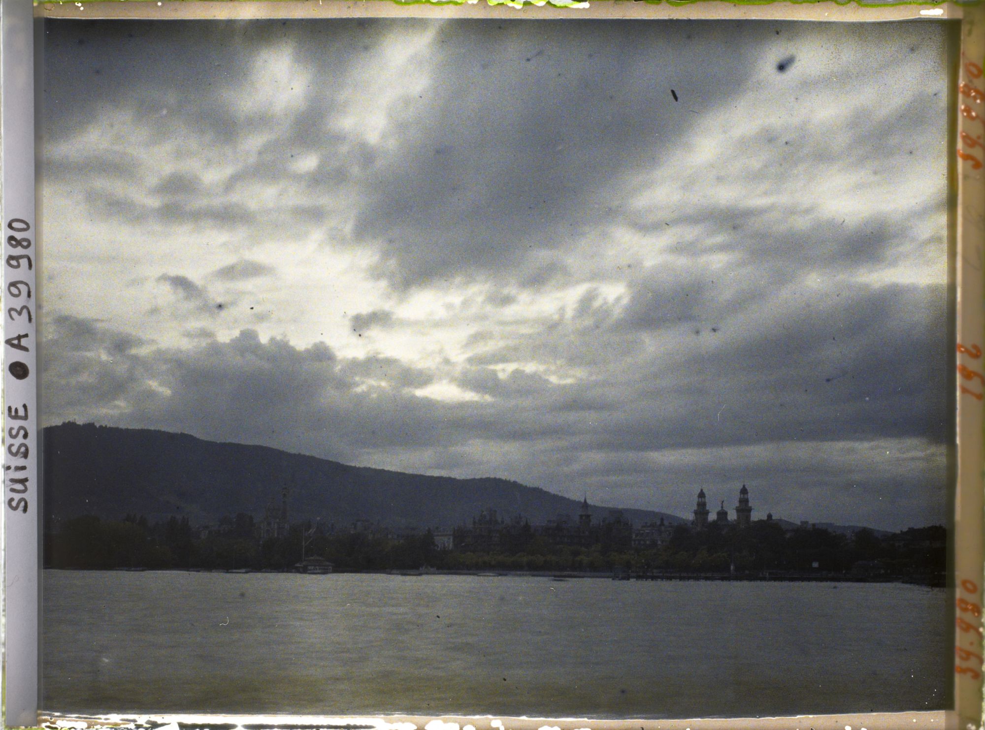 Image représentant Coucher de soleil sur le lac de Zürich et le quartier de Enge