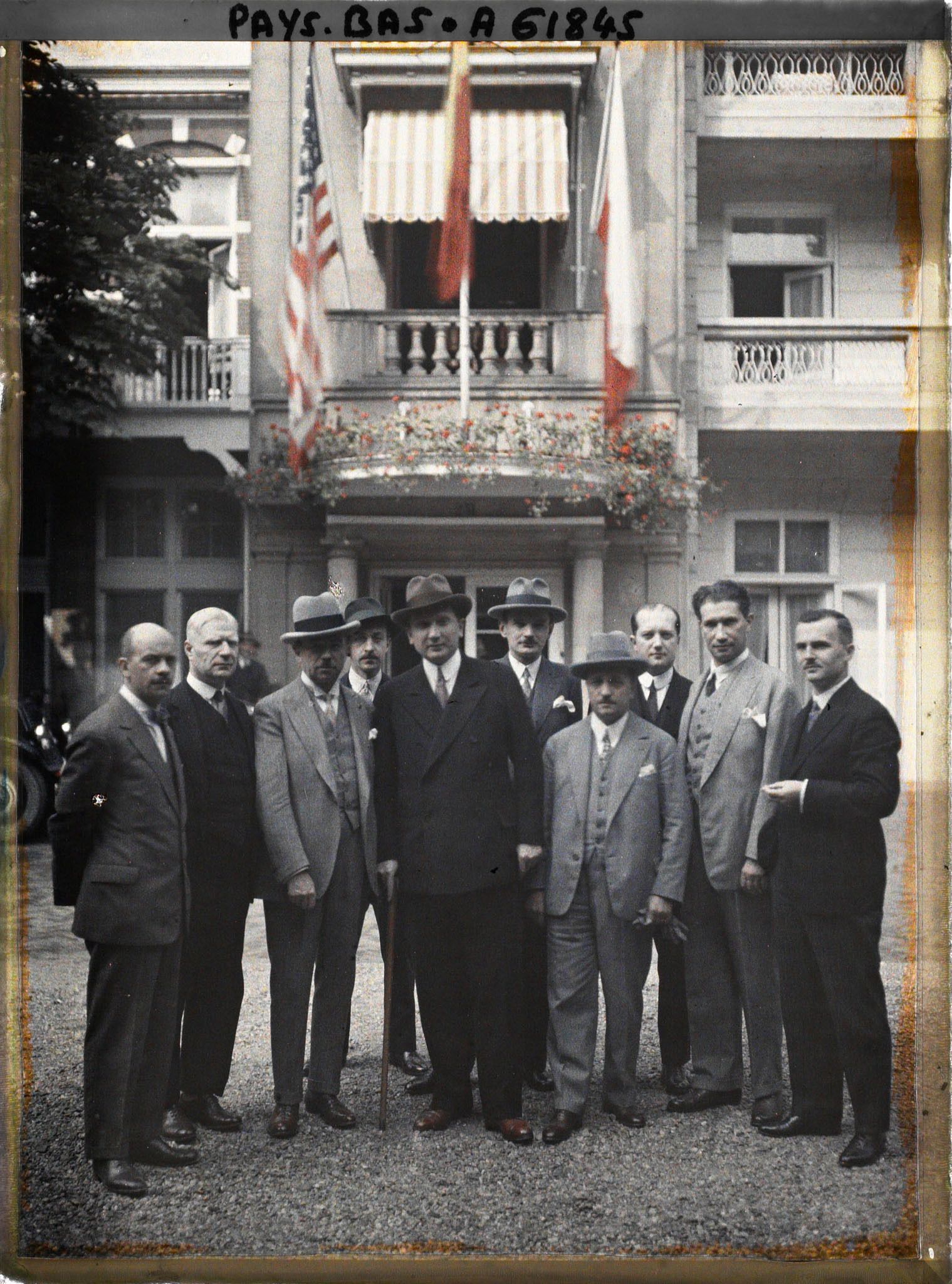 Image représentant La délégation polonaise à la Conférence de la Paix, devant l'hôtel Witte Brug