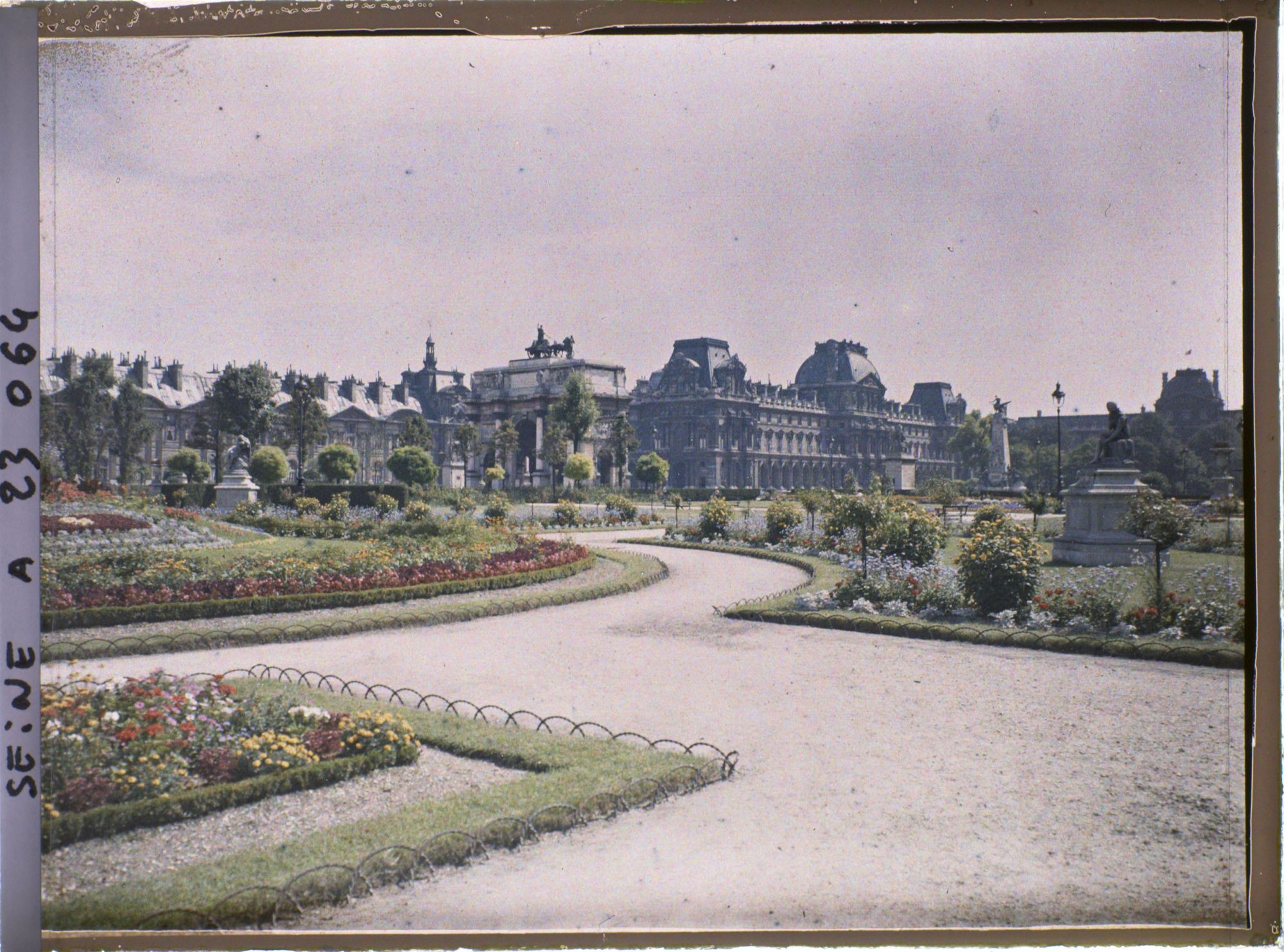 Image représentant Le Louvre et l'Arc de Triomphe du Carrousel