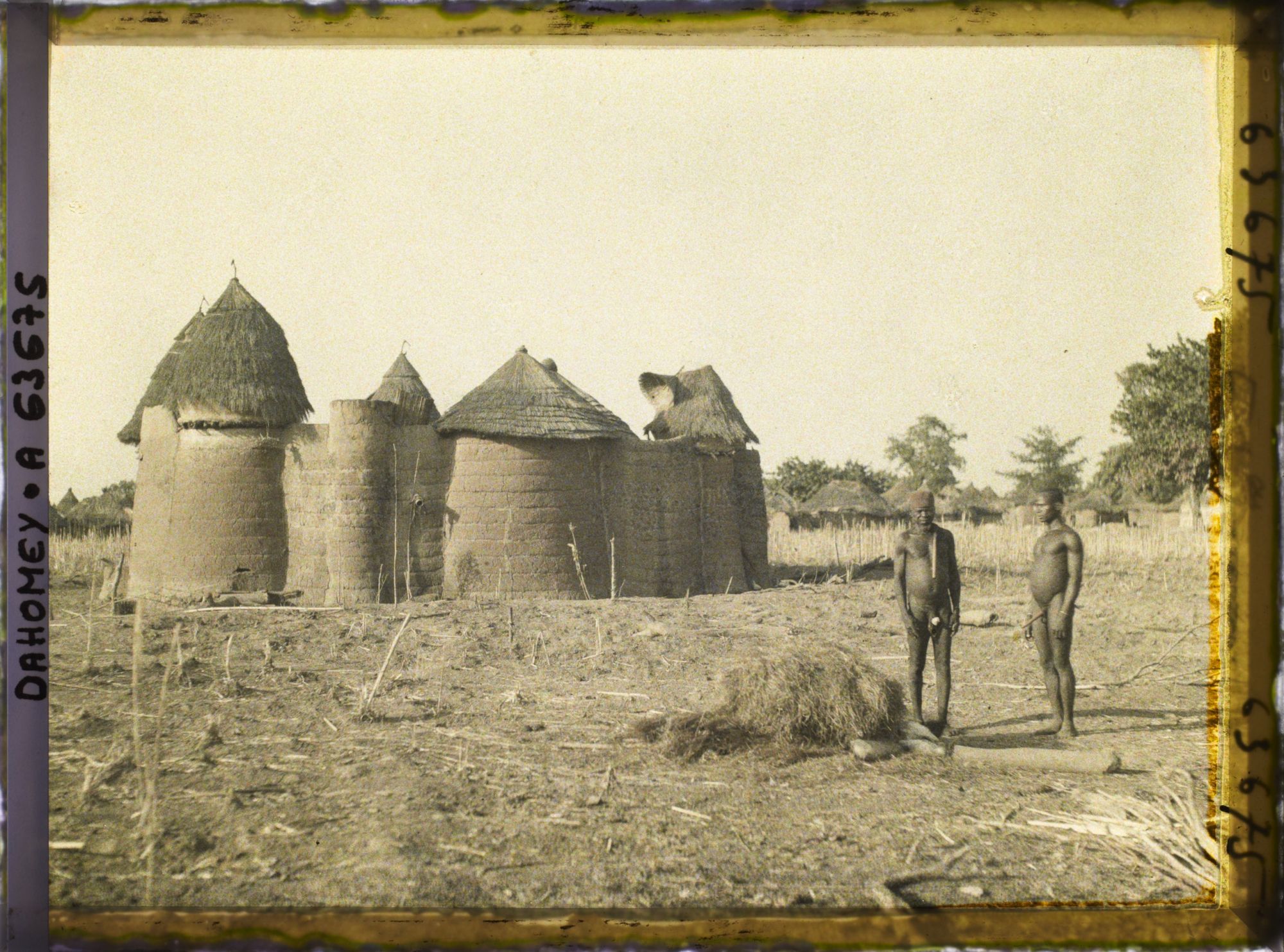 Image représentant Un tata (case) et deux indigènes de type somba