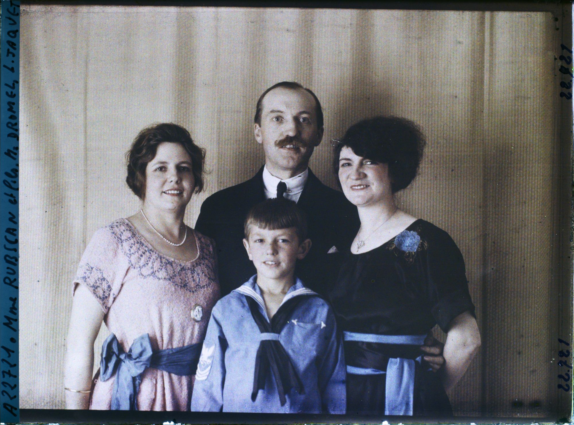 Image représentant https://musee-albert-kahn.s-museum.fr/home/NWQ2OTAwYzNmYjZlZTk1ZWQwODJmMjY4L2dlbmVyaWMtbm90aWNlLXRhYi9hdXRob3JpdHkvNjE3YTc5ZjVjZjhiODk2OGIzMzM3ZDIx/5d6900c3fb6ee95ed082f268/generic-notice-tab/authority/617a79ebcf8b8968b3336be2 Monsieur Dromel,  https://musee-albert-kahn.s-museum.fr/home/NWQ2OTAwYzNmYjZlZTk1ZWQwODJmMjY4L2dlbmVyaWMtbm90aWNlLXRhYi9hdXRob3JpdHkvNjE3YTc5ZjVjZjhiODk2OGIzMzM3ZDIx/5d6900c3fb6ee95ed082f268/generic-notice-tab/authority/617a79ebcf8b8968b3336fbb Louise Jaquet,  https://musee-albert-kahn.s-museum.fr/home/NWQ2OTAwYzNmYjZlZTk1ZWQwODJmMjY4L2dlbmVyaWMtbm90aWNlLXRhYi9hdXRob3JpdHkvNjE3YTc5ZjVjZjhiODk2OGIzMzM3ZDIx/5d6900c3fb6ee95ed082f268/generic-notice-tab/authority/617a79ebcf8b8968b333770d Madame Rubscan et son fils Jean