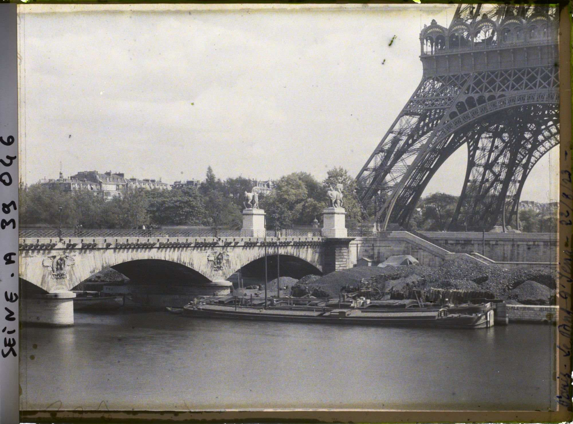 Image représentant Le pont d'Iéna et les pieds de la tour Eiffel