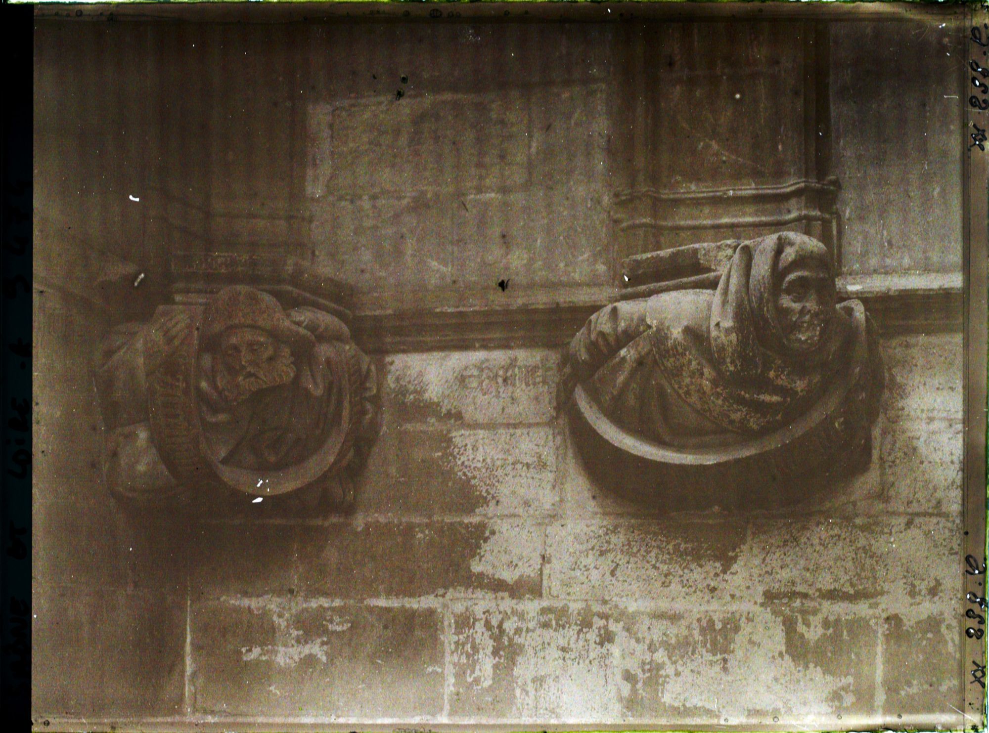 Image représentant Abbaye de Cluny, chapelle Jean de Bourbon, consoles des prophètes Sophonie, à gauche et Ezéchiel à droite