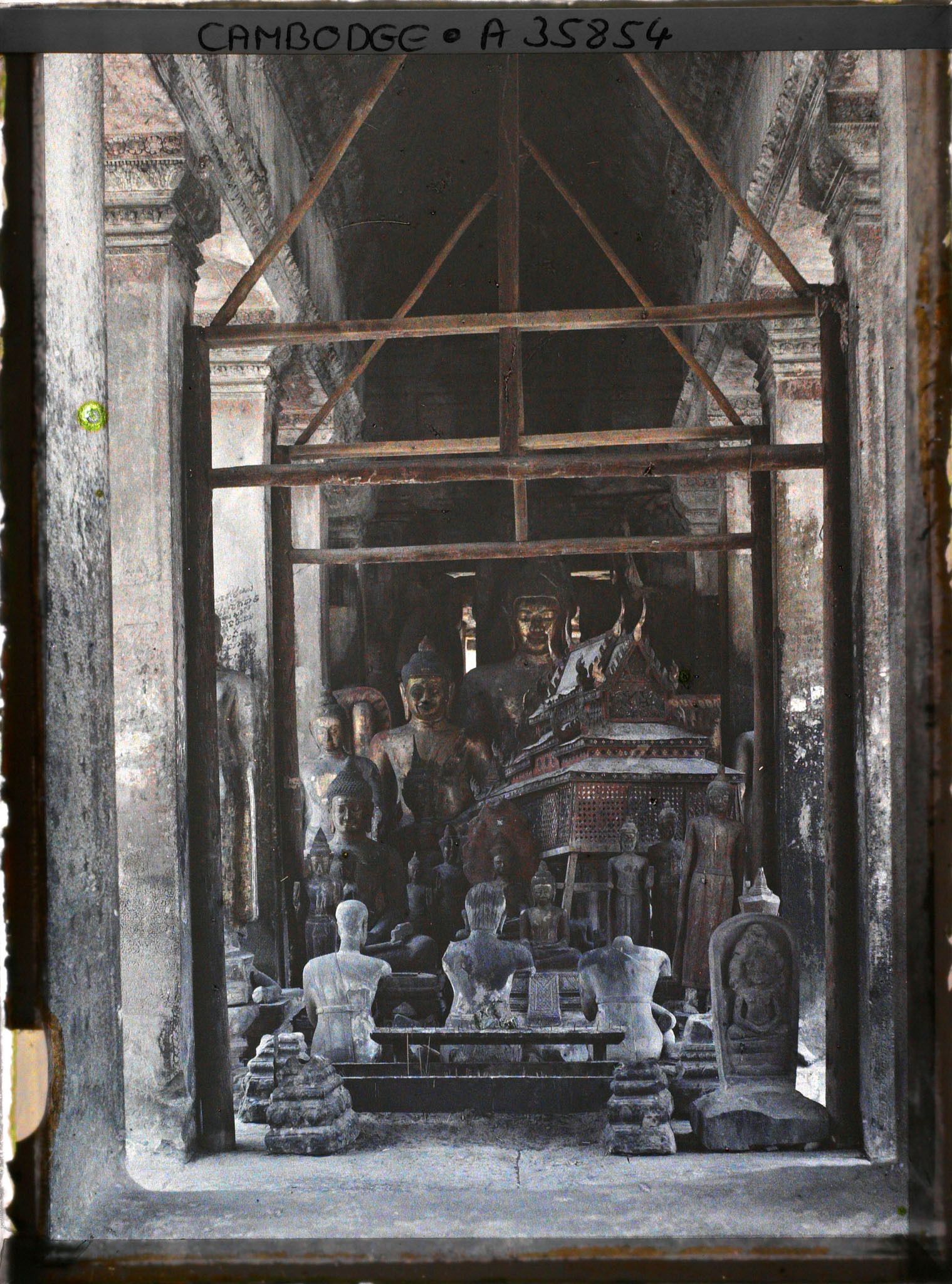 Image représentant Un amoncellement de statues au fond d'une galerie du préau cruciforme