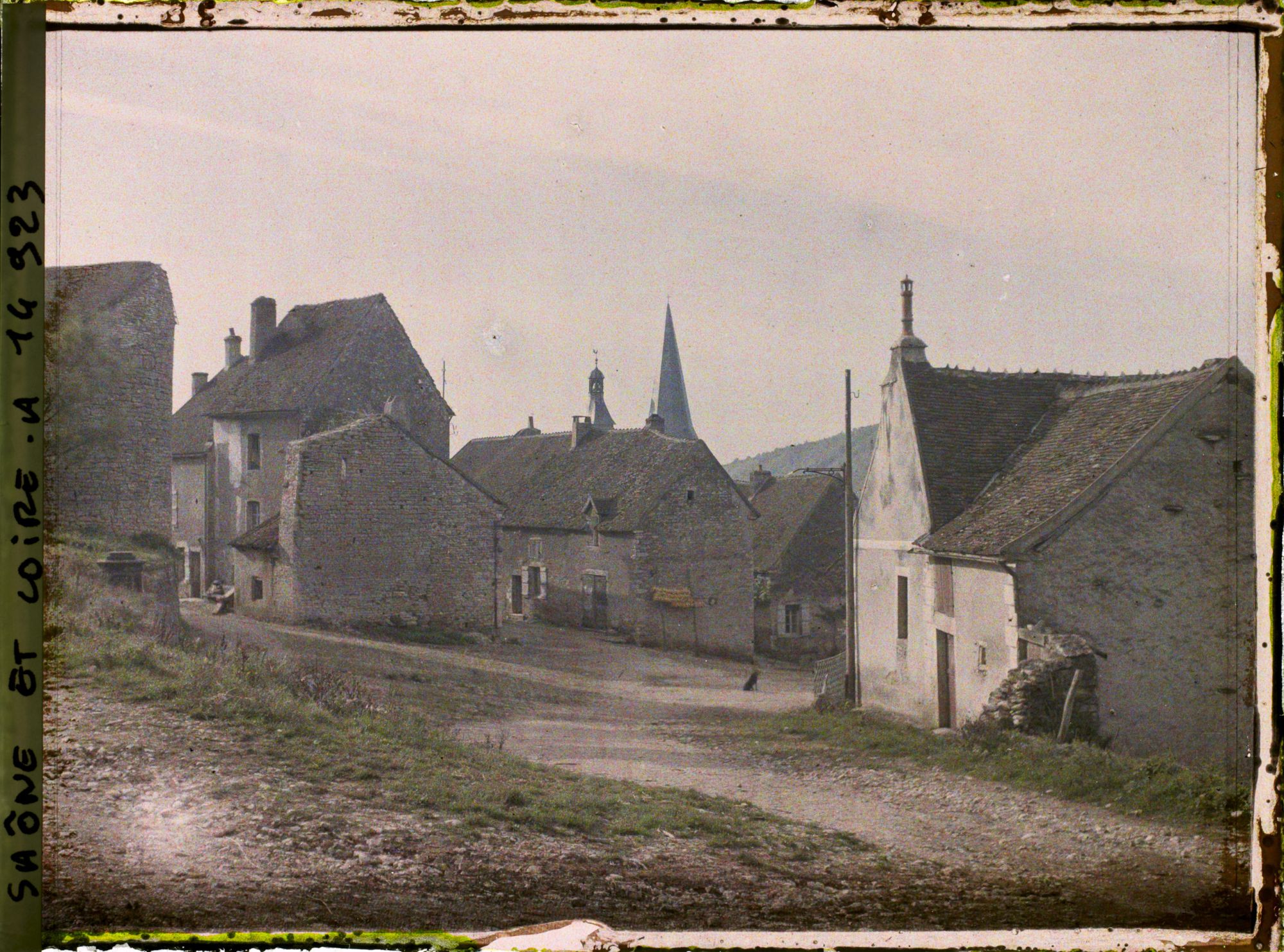 Image représentant L'entrée du village vue de la place Neuve