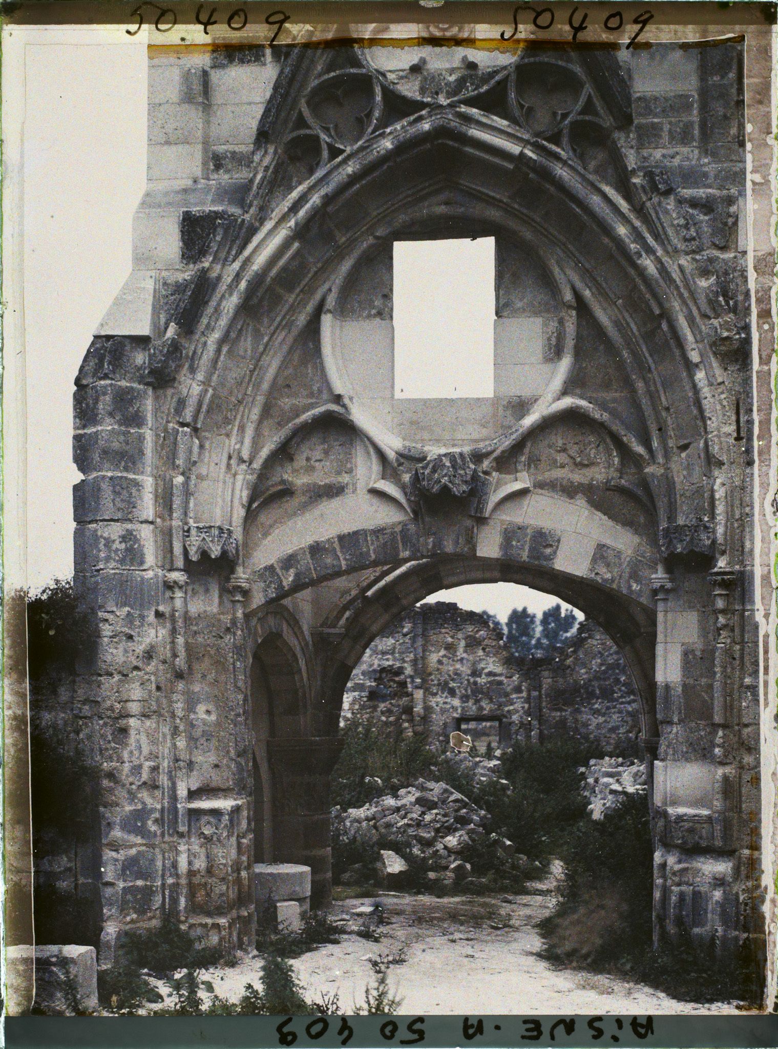 Image représentant France, Presles et Boves, Eglise, portail latéral Sud restauré