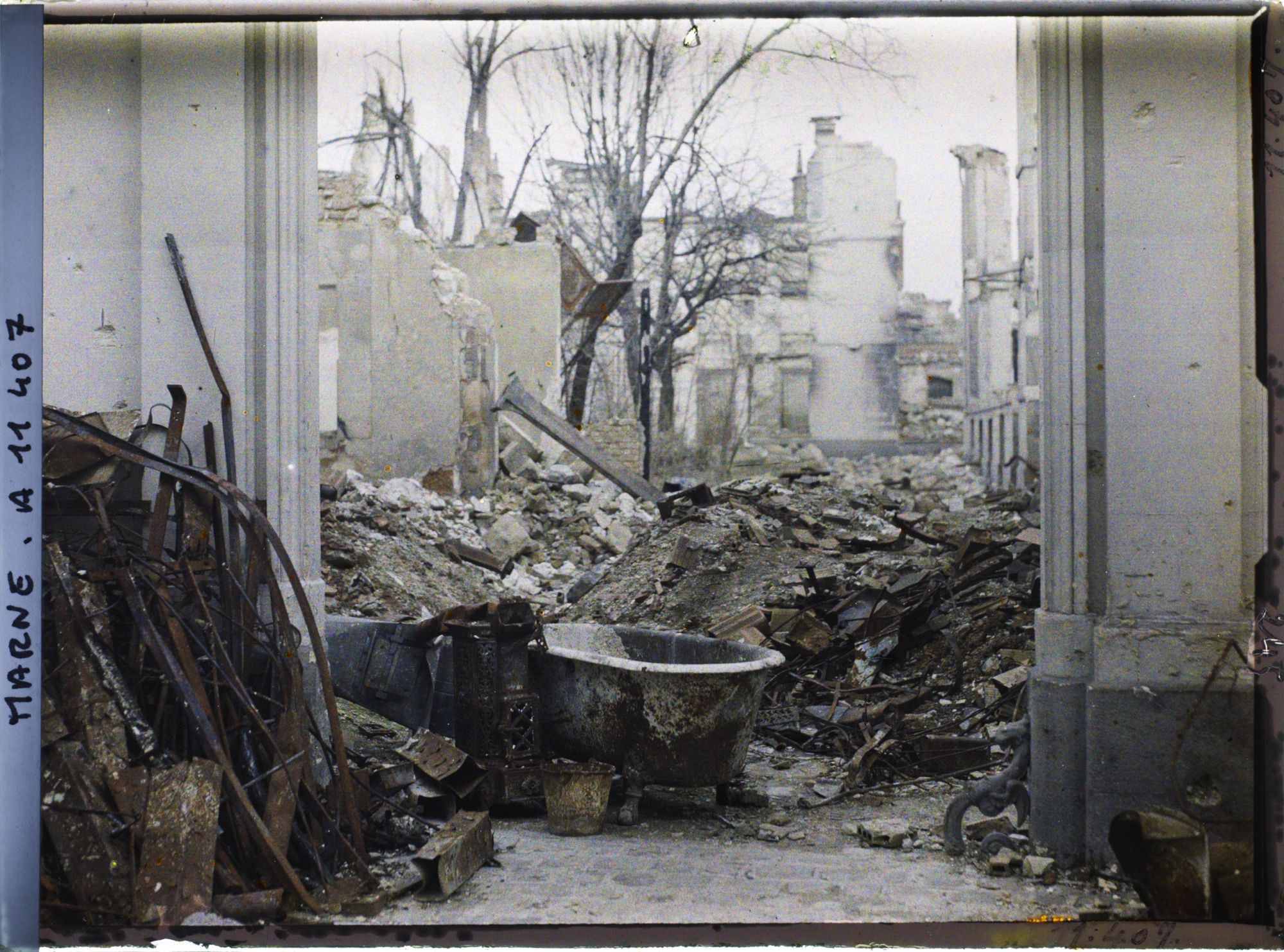 Image représentant Mobiliers de salle de bain dans une cour en ruine, rue Saint-Symphorien