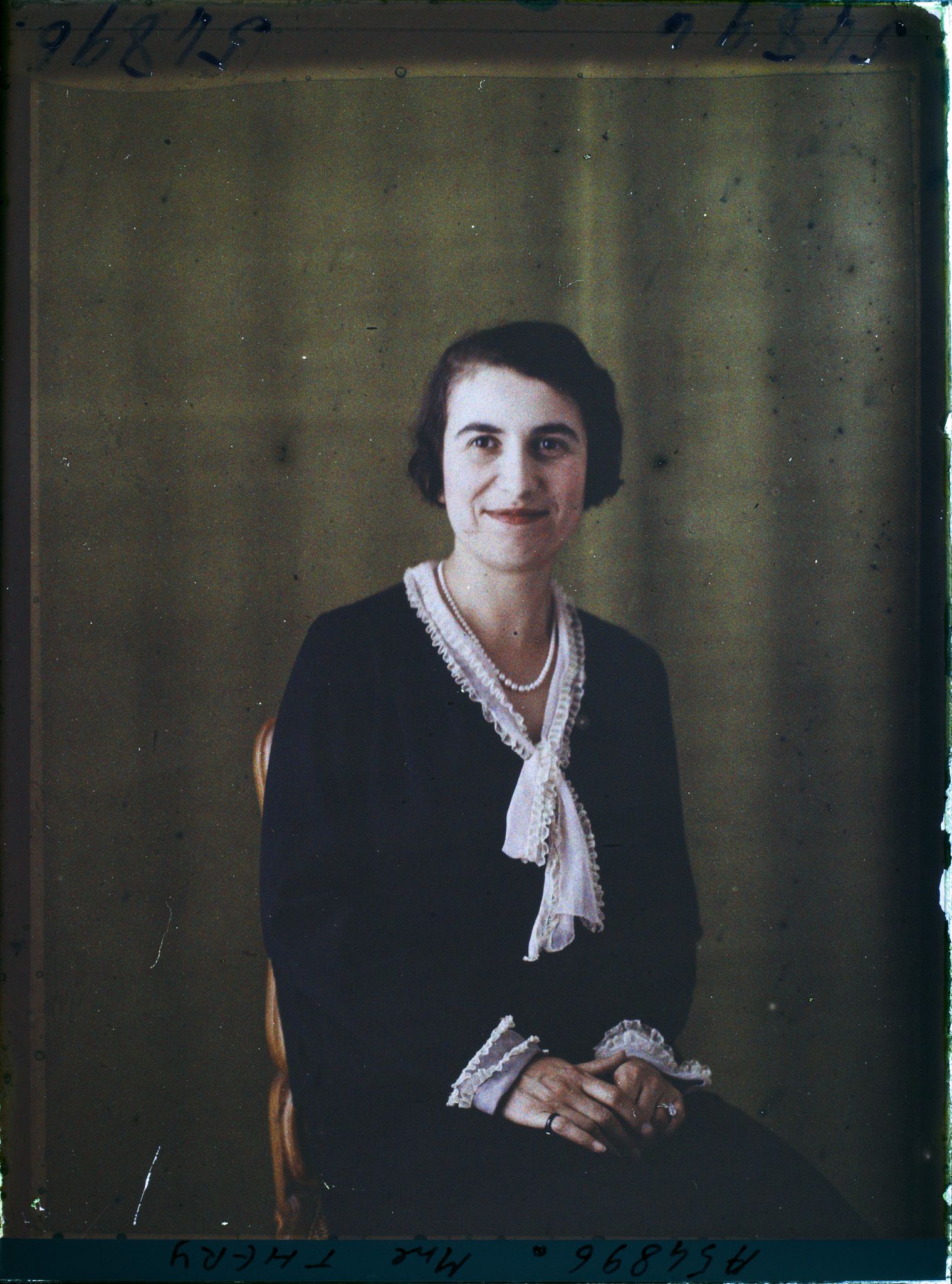 Image représentant https://musee-albert-kahn.s-museum.fr/home/NWQ2OTAwYzNmYjZlZTk1ZWQwODJmMjY4L2dlbmVyaWMtbm90aWNlLXRhYi9hdXRob3JpdHkvNjE3YTc5ZjVjZjhiODk2OGIzMzM3ZDIx/5d6900c3fb6ee95ed082f268/generic-notice-tab/authority/617a79ebcf8b8968b33378ad Madame Théry