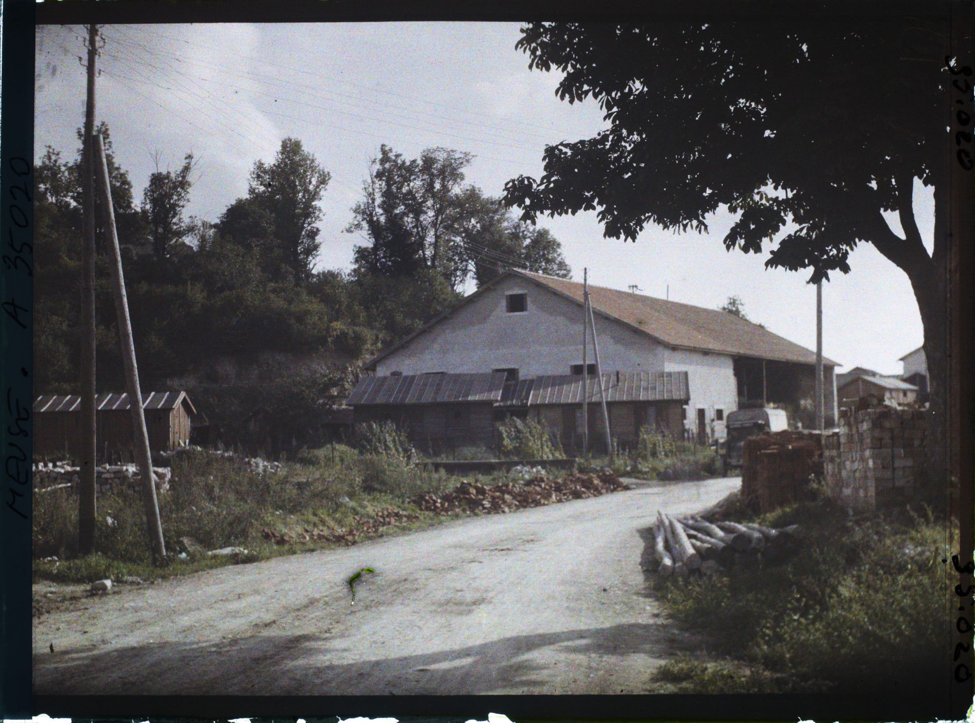 Image représentant France, Aubreville (Meuse), Entrée d'Aubreville par la route de Neuvilly