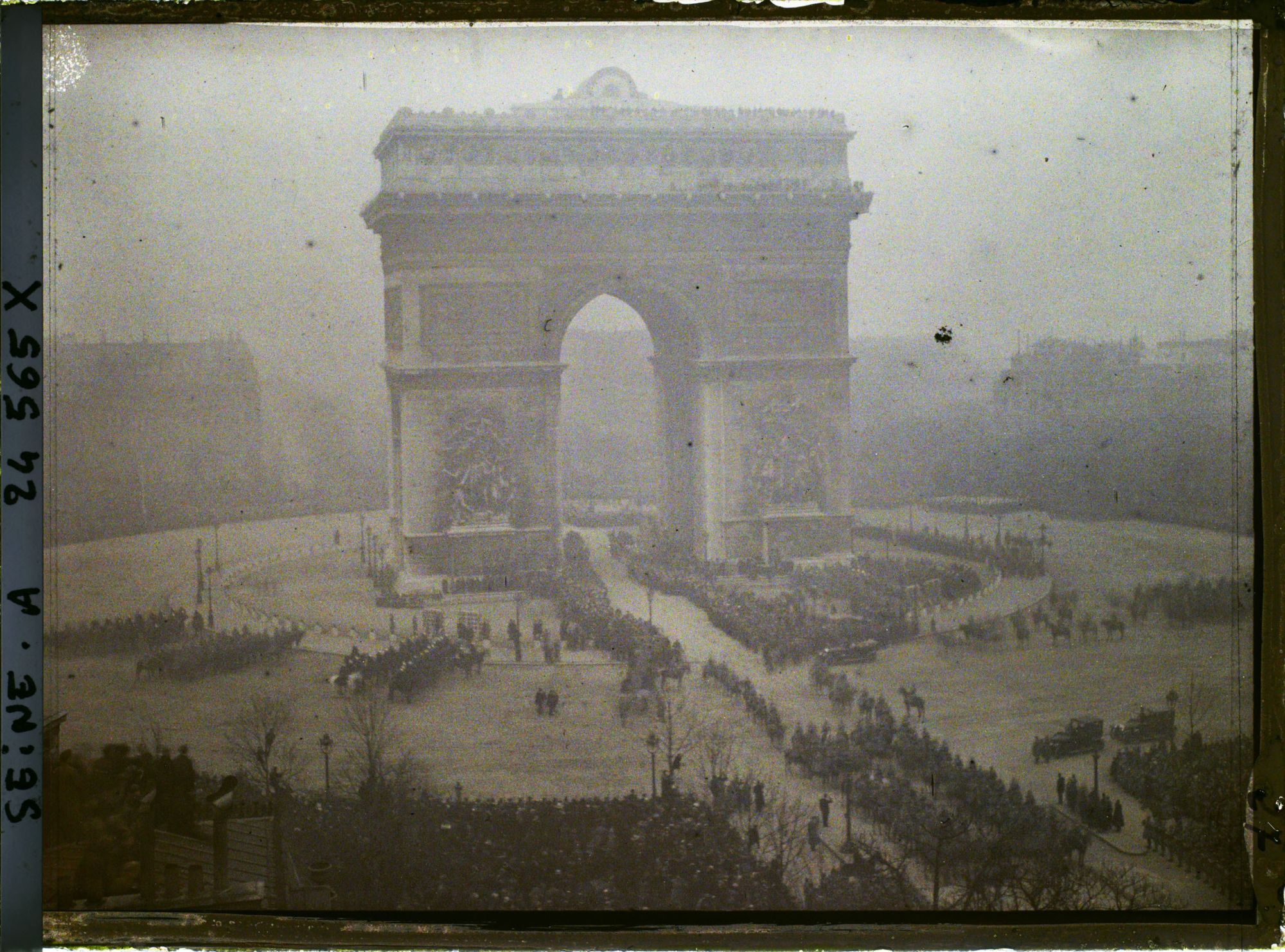 Image représentant La foule à l'Arc de Triomphe à l'occasion du Cinquantenaire de la IIIe République