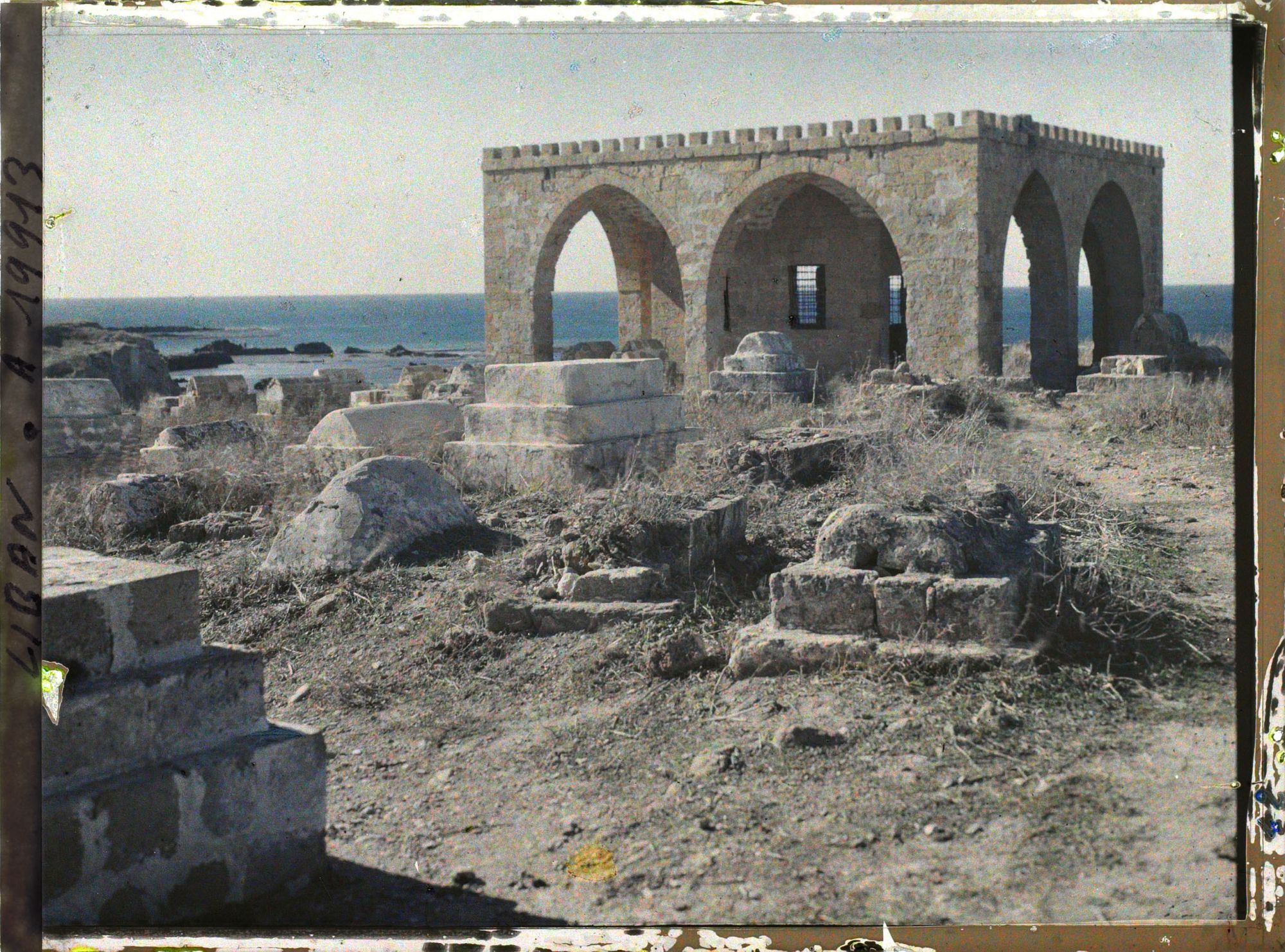 Image représentant Petit mausolée et pierres tombales dans un cimetière musulman