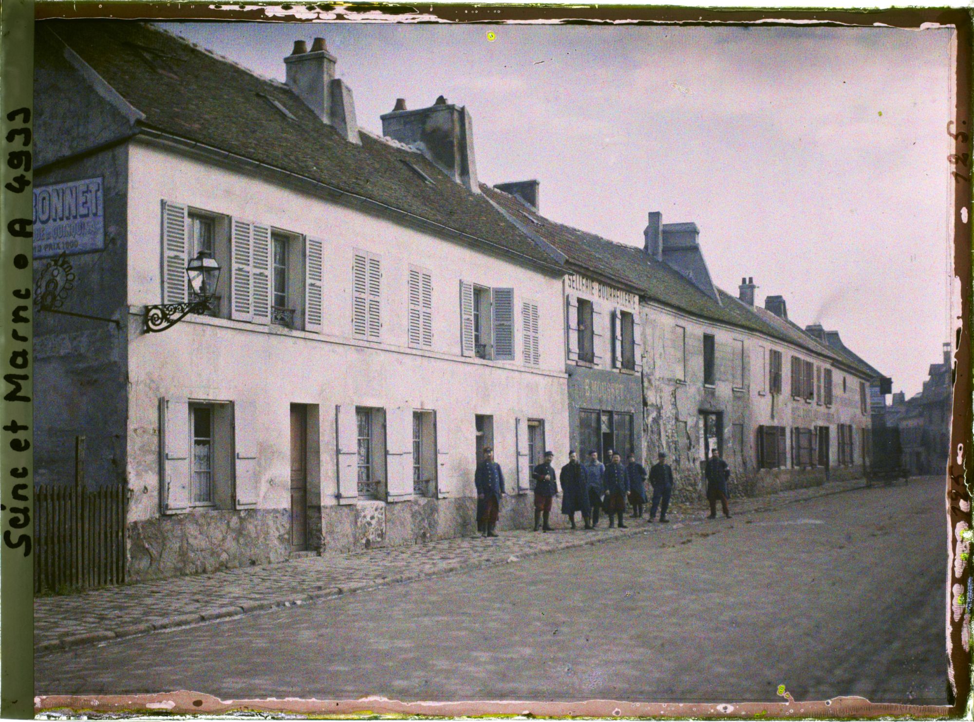 Image représentant France, Villeparisis, Groupe de maisons : l'enseigne au fer à cheval ; l'importance des Cheminées
