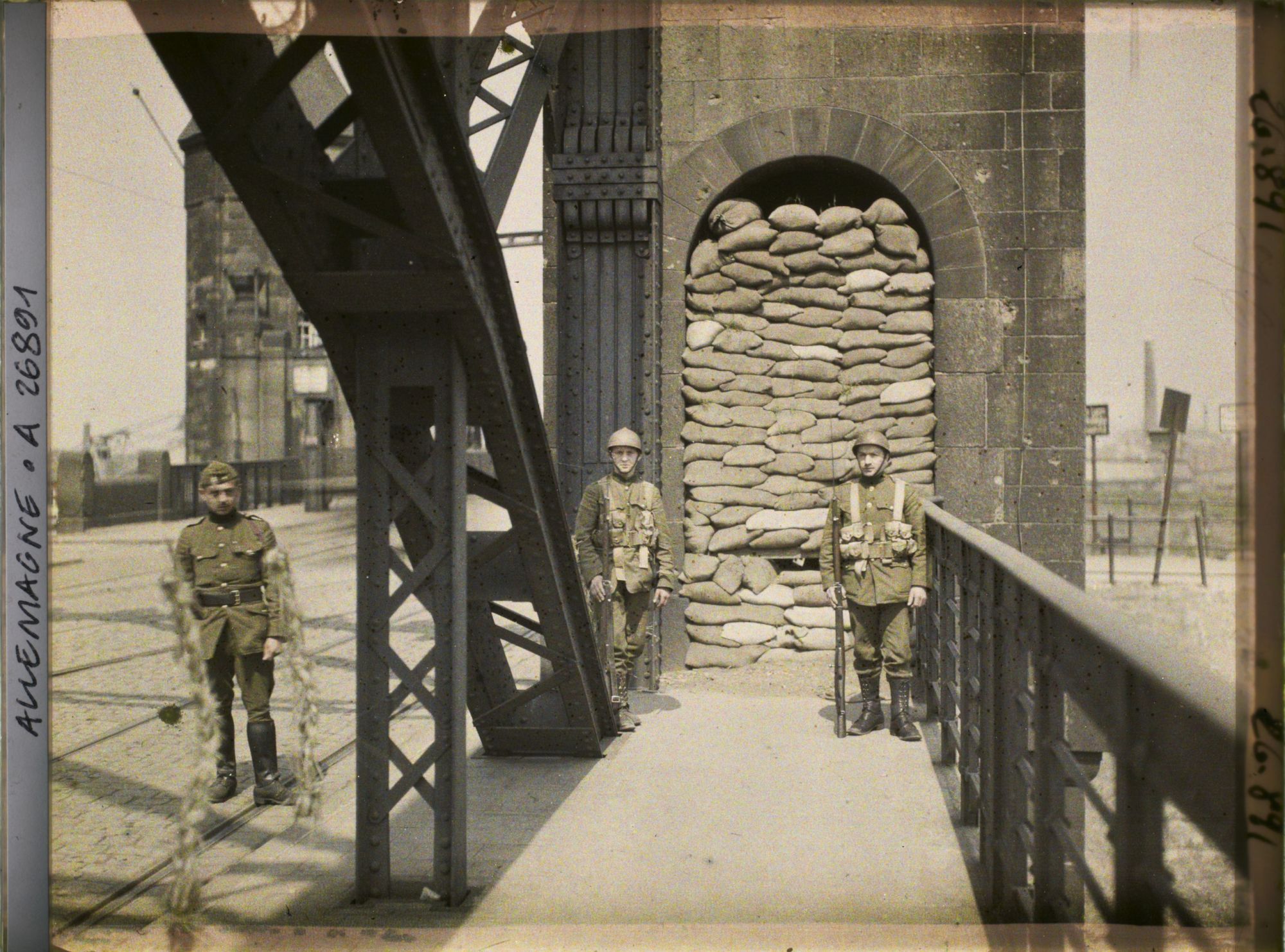Image représentant Allemagne, Duisburg, Occupation Française Sentinelle belge sur le Pont de la Rhur