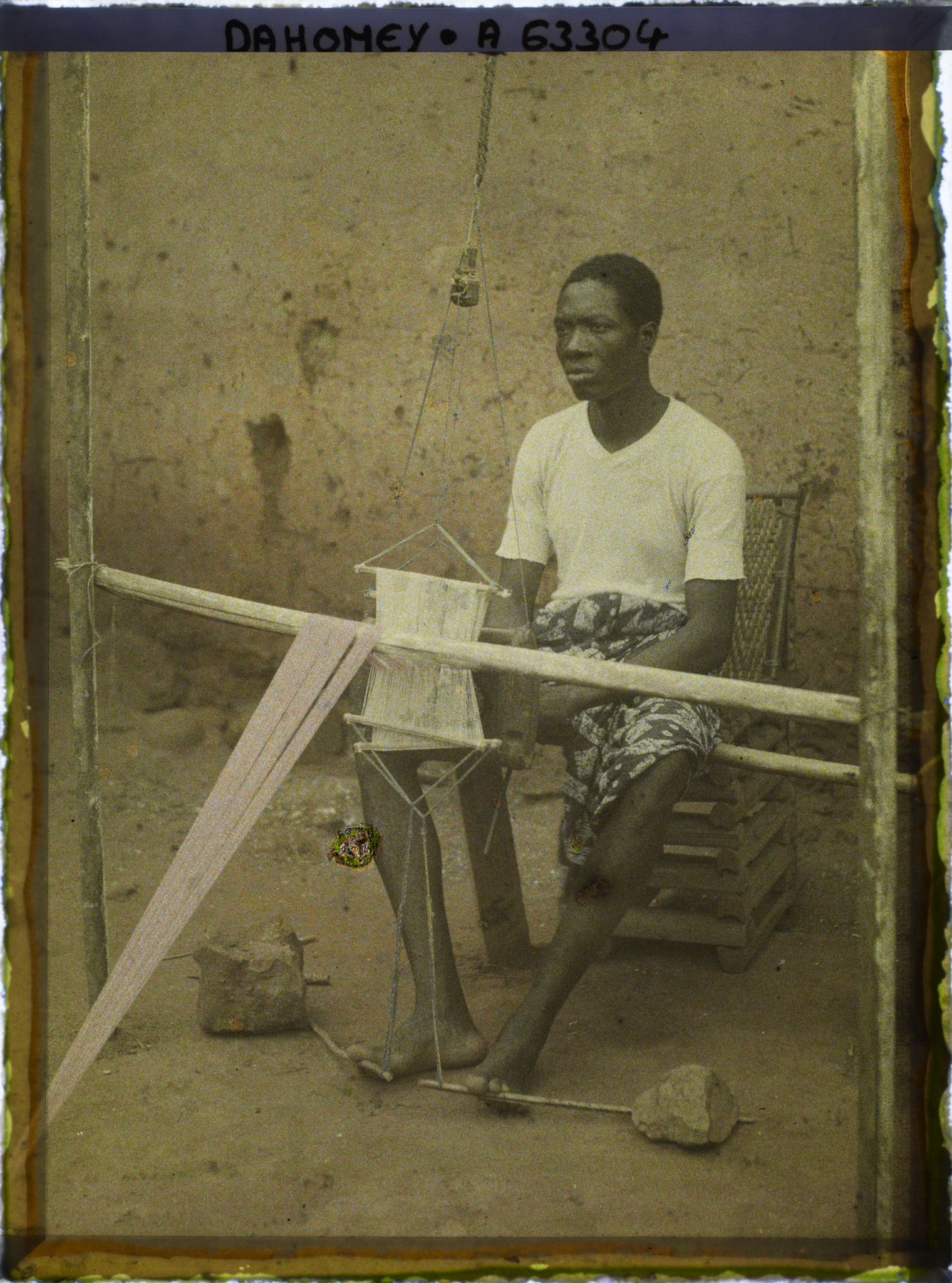 Image représentant Un tisserand à son métier à tisser