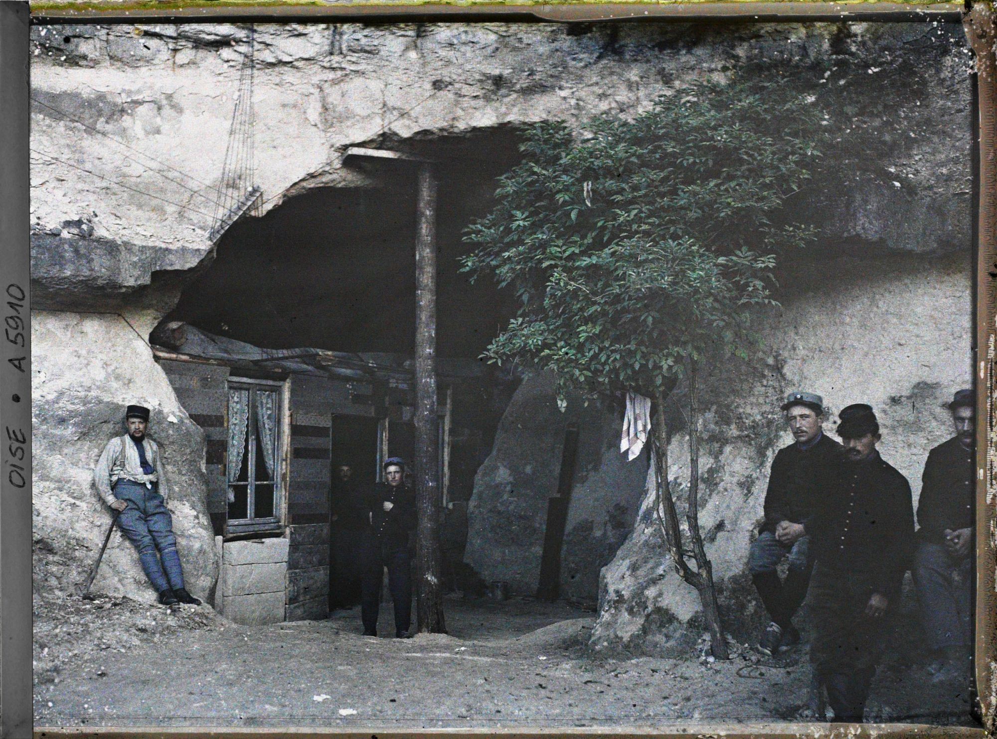 Image représentant Abris dans la carrière de Saint-Claude (La position de Saint-Claude est le point le plus rapproché de Paris (du front)