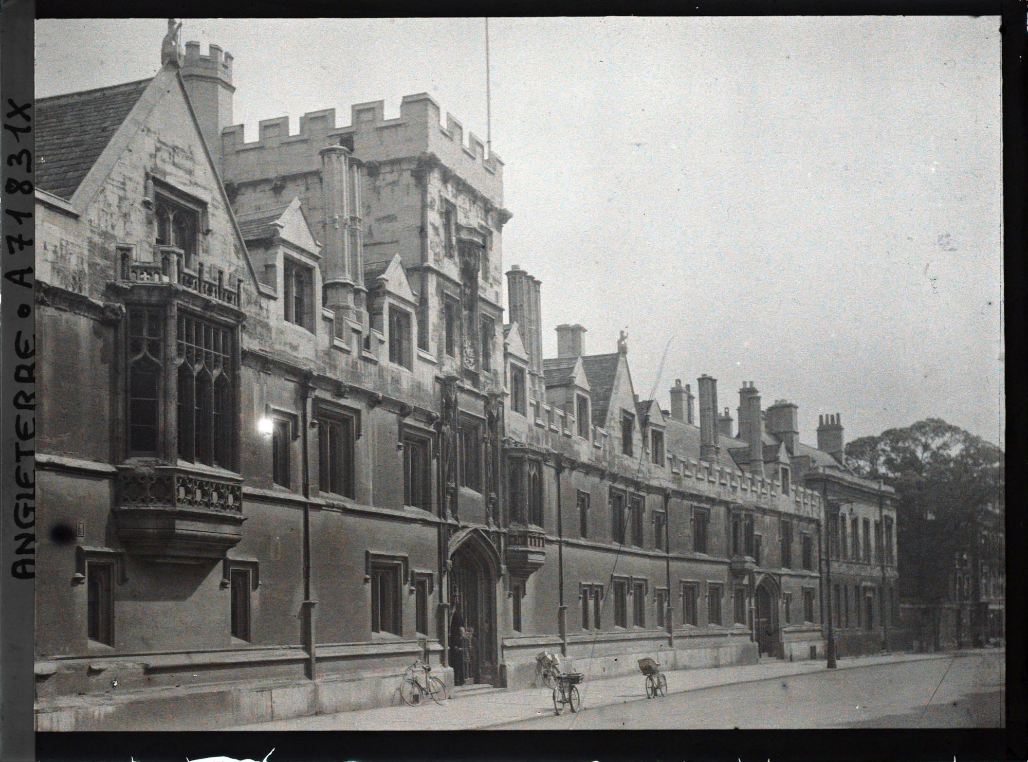 Image représentant Façade d'une université ?