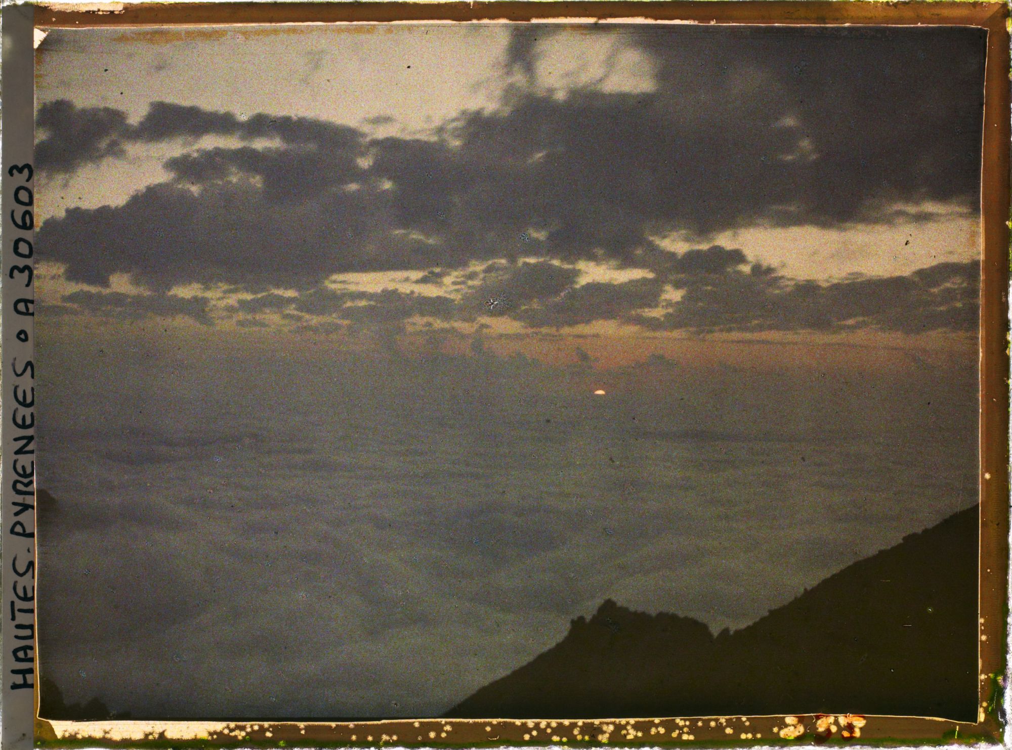 Image représentant France, Le Coucher de Soleil sur la mer de nuages