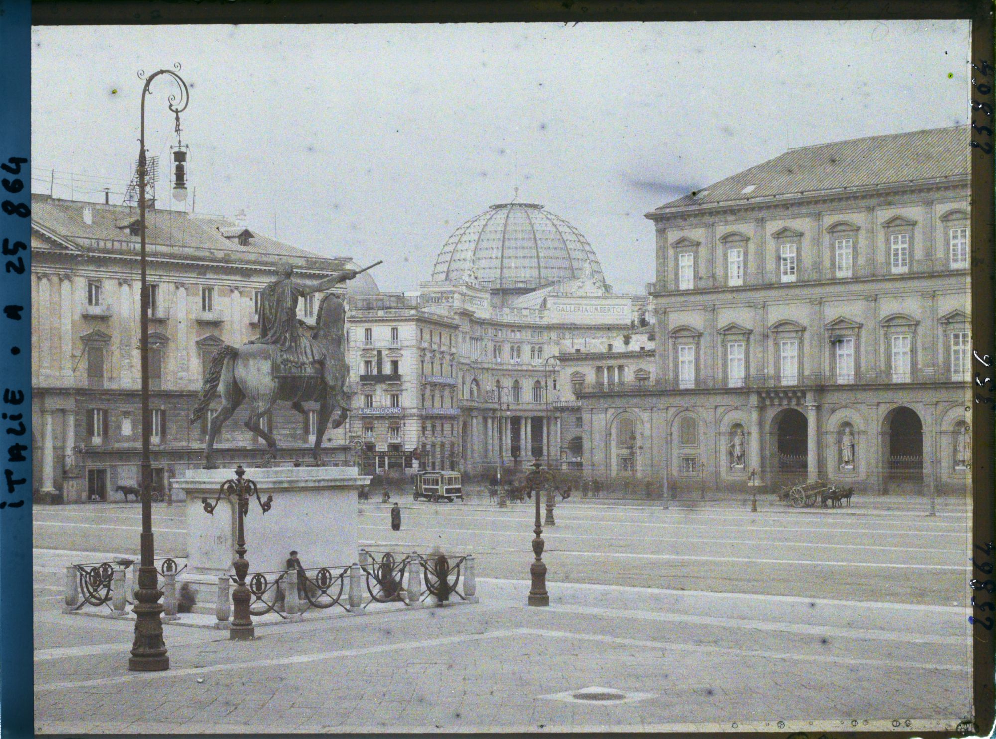 Image représentant La Piazza San Fernando (Palais Royal) au fond, la Galerie Umberto