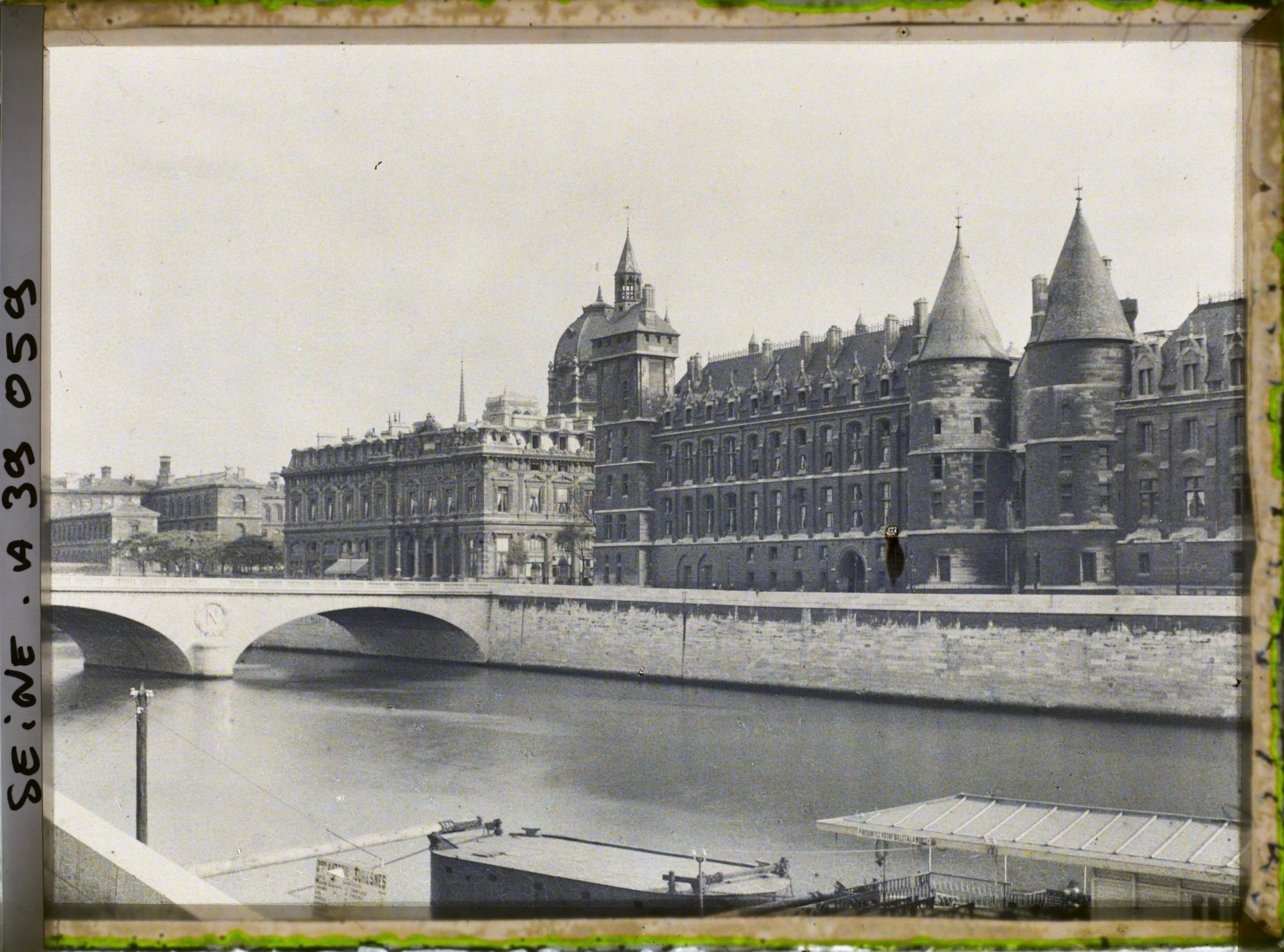 Image représentant La Conciergerie et le pont au Change depuis le quai de la Mégisserie