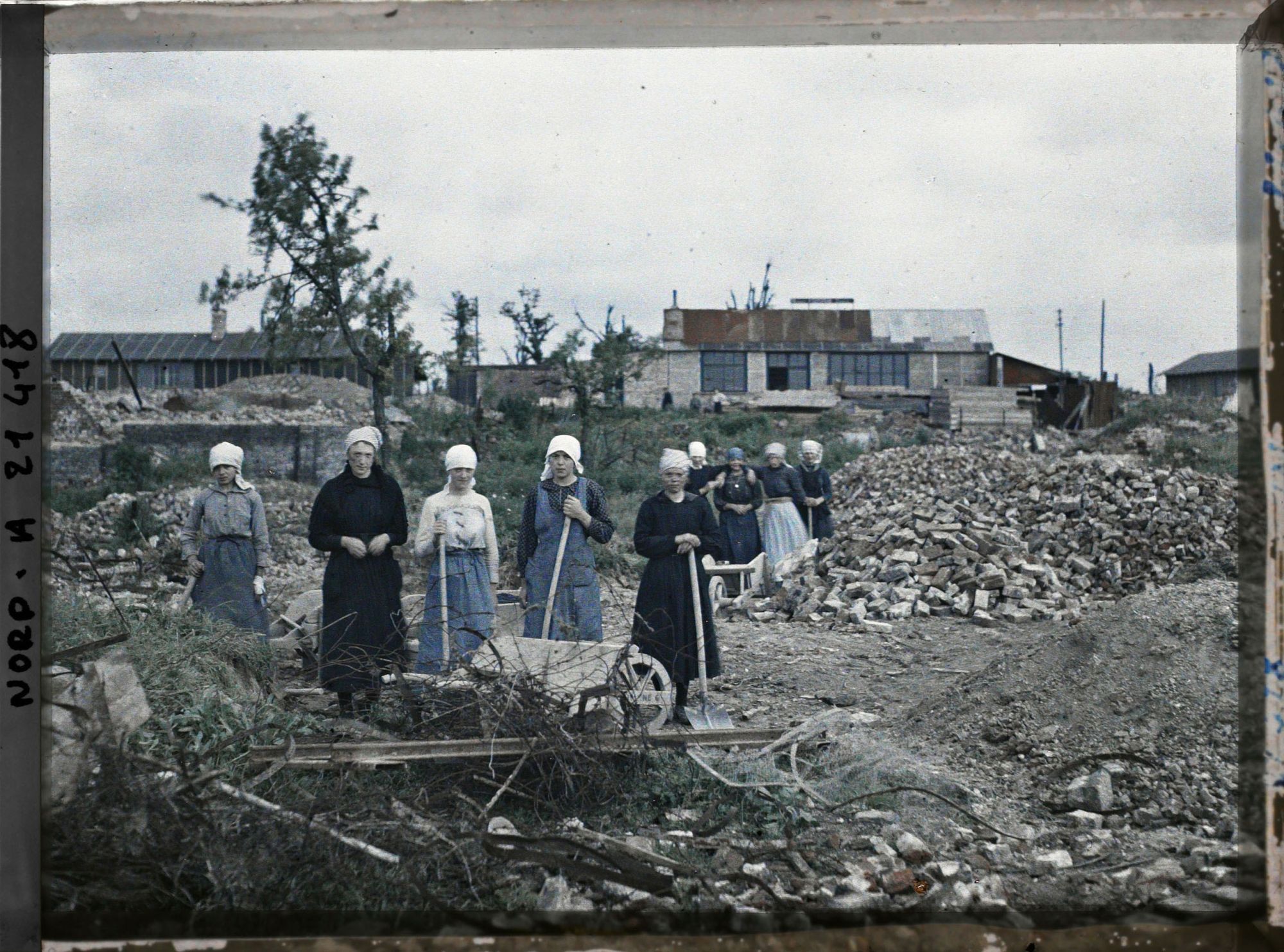 Image représentant Femmes du pays au déblaiement