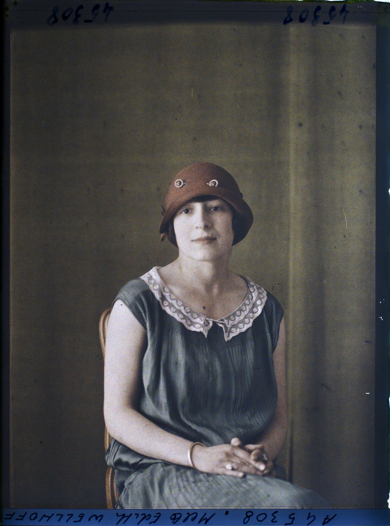 Image représentant Mademoiselle  https://musee-albert-kahn.s-museum.fr/home/NWQ2OTAwYzNmYjZlZTk1ZWQwODJmMjY4L2dlbmVyaWMtbm90aWNlLXRhYi9hdXRob3JpdHkvNjE3YTc5ZjVjZjhiODk2OGIzMzM3ZDIx/5d6900c3fb6ee95ed082f268/generic-notice-tab/authority/617a79ebcf8b8968b3337a83 Edith Wellhoff