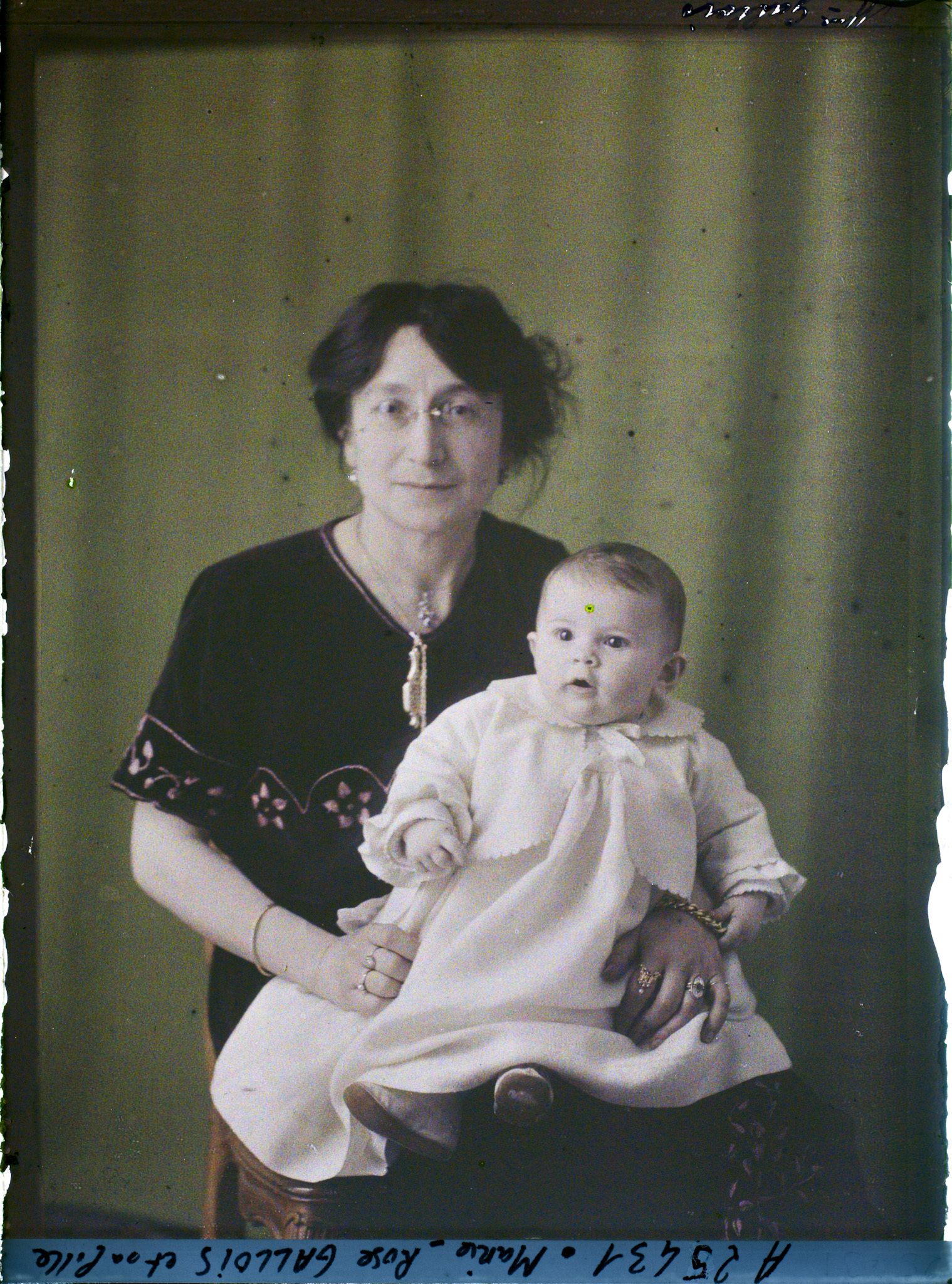 Image représentant https://musee-albert-kahn.s-museum.fr/home/NWQ2OTAwYzNmYjZlZTk1ZWQwODJmMjY4L2dlbmVyaWMtbm90aWNlLXRhYi9hdXRob3JpdHkvNjE3YTc5ZjVjZjhiODk2OGIzMzM3ZDIx/5d6900c3fb6ee95ed082f268/generic-notice-tab/authority/617a79eacf8b8968b3336567 Madame Marie-Rose Gallois et  https://musee-albert-kahn.s-museum.fr/home/NWQ2OTAwYzNmYjZlZTk1ZWQwODJmMjY4L2dlbmVyaWMtbm90aWNlLXRhYi9hdXRob3JpdHkvNjE3YTc5ZjVjZjhiODk2OGIzMzM3ZDIx/5d6900c3fb6ee95ed082f268/generic-notice-tab/authority/617a79ebcf8b8968b3337c31 sa fille Simone