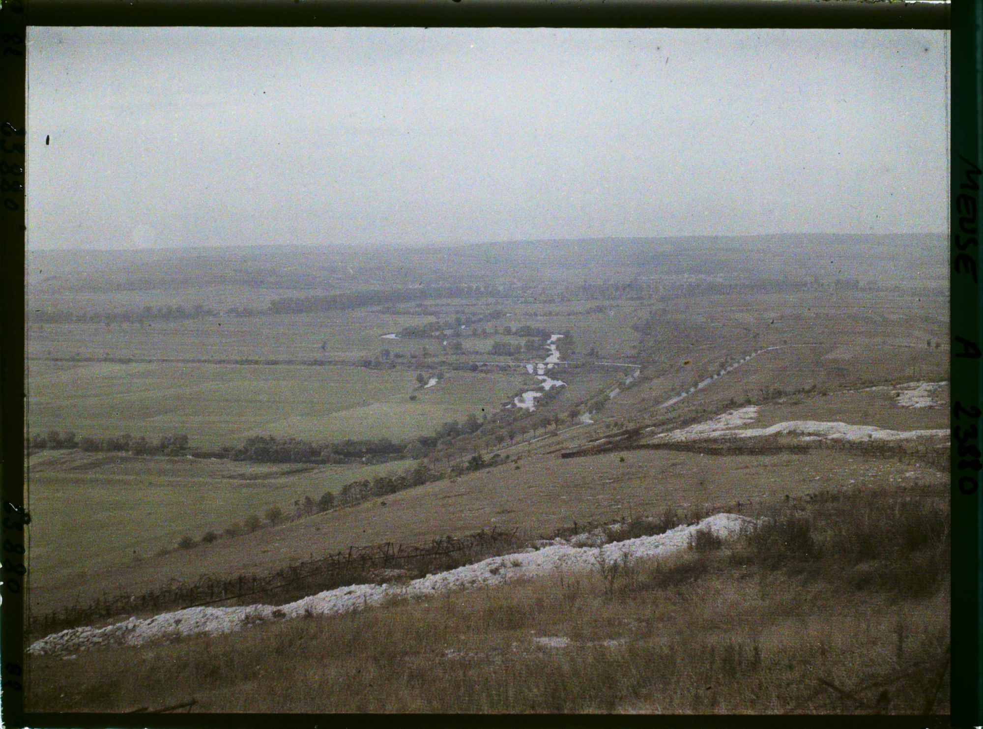 Image représentant France, St Mihiel, Fort du Camp des Romains : Versant Ouest du Fort les tranchées au fond, les Villages de Bislée et Hoeur, la Grande et la petite