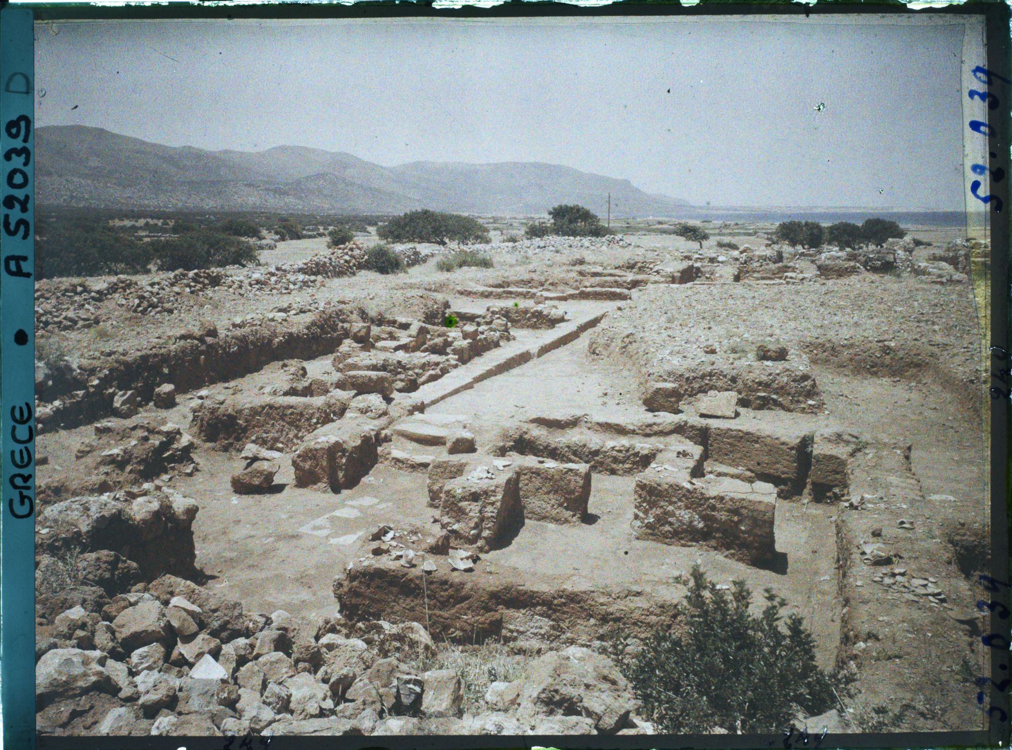 Image représentant La partie sud des ruines du Palais et la baie de Mallia au fond