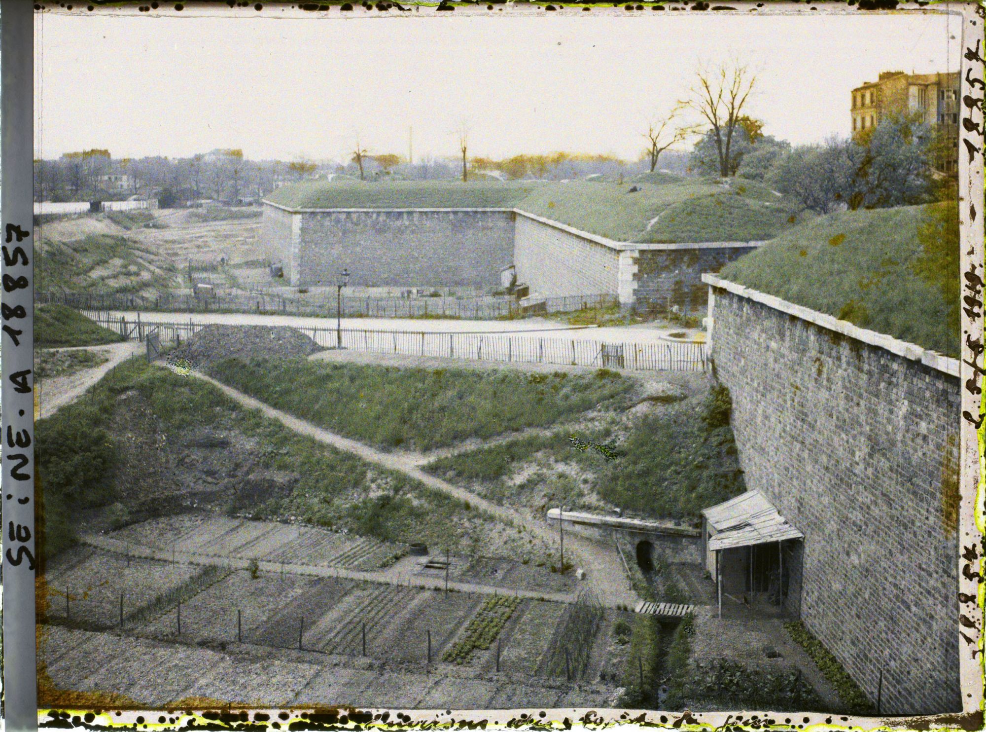 Image représentant Les jardins ouvriers aux pieds des fortifications, près de la porte du Point-du-Jour