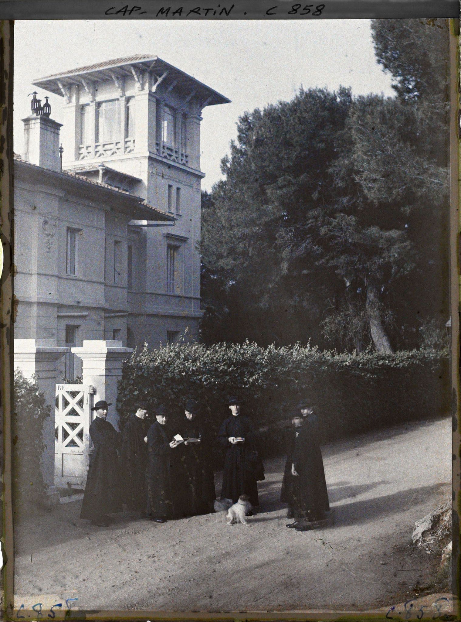 Image représentant Des ecclesiastiques invités par Albert Kahn, devant la villa Dunure