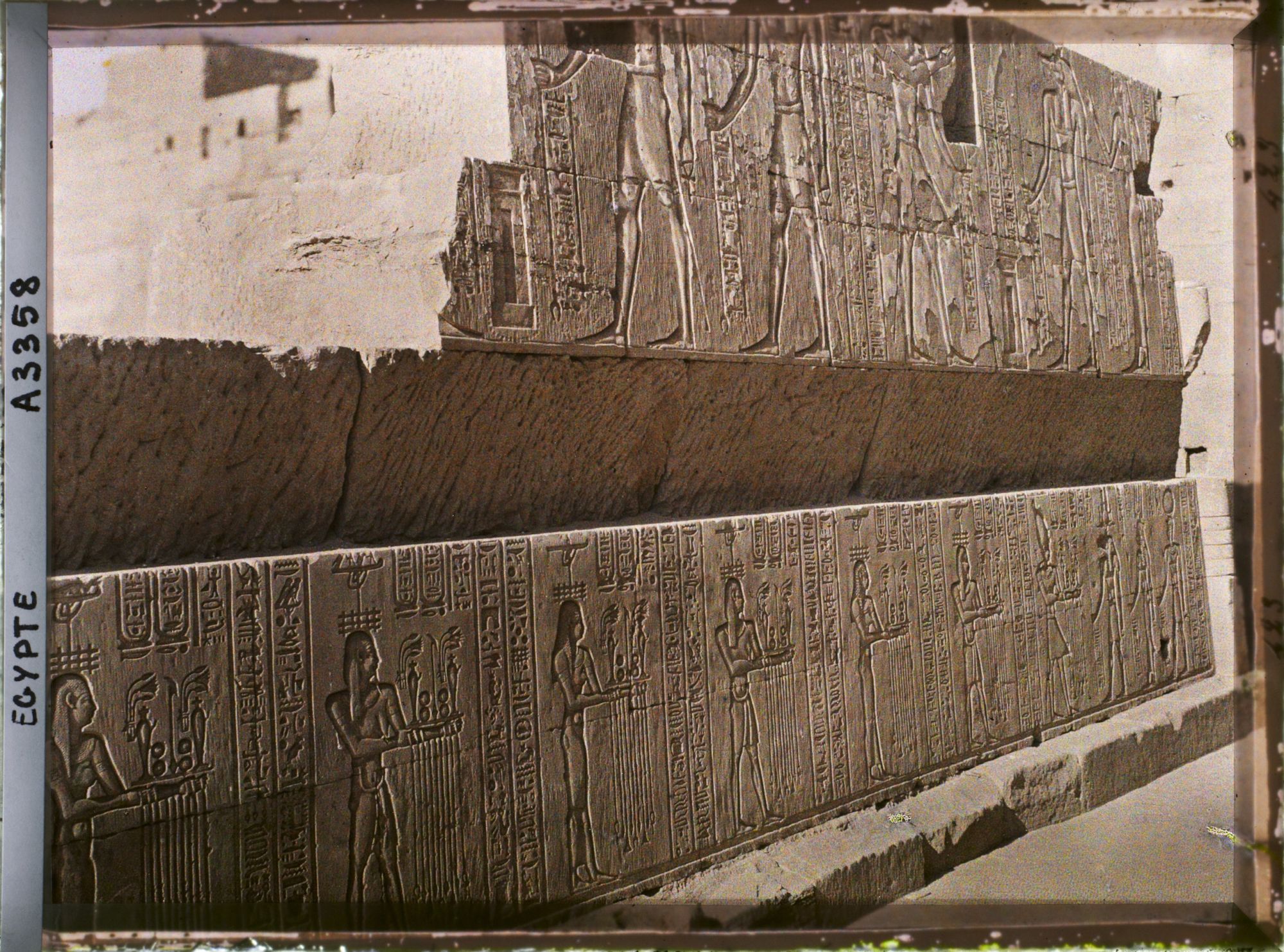Image représentant Bas-reliefs d'un mur extérieur du temple