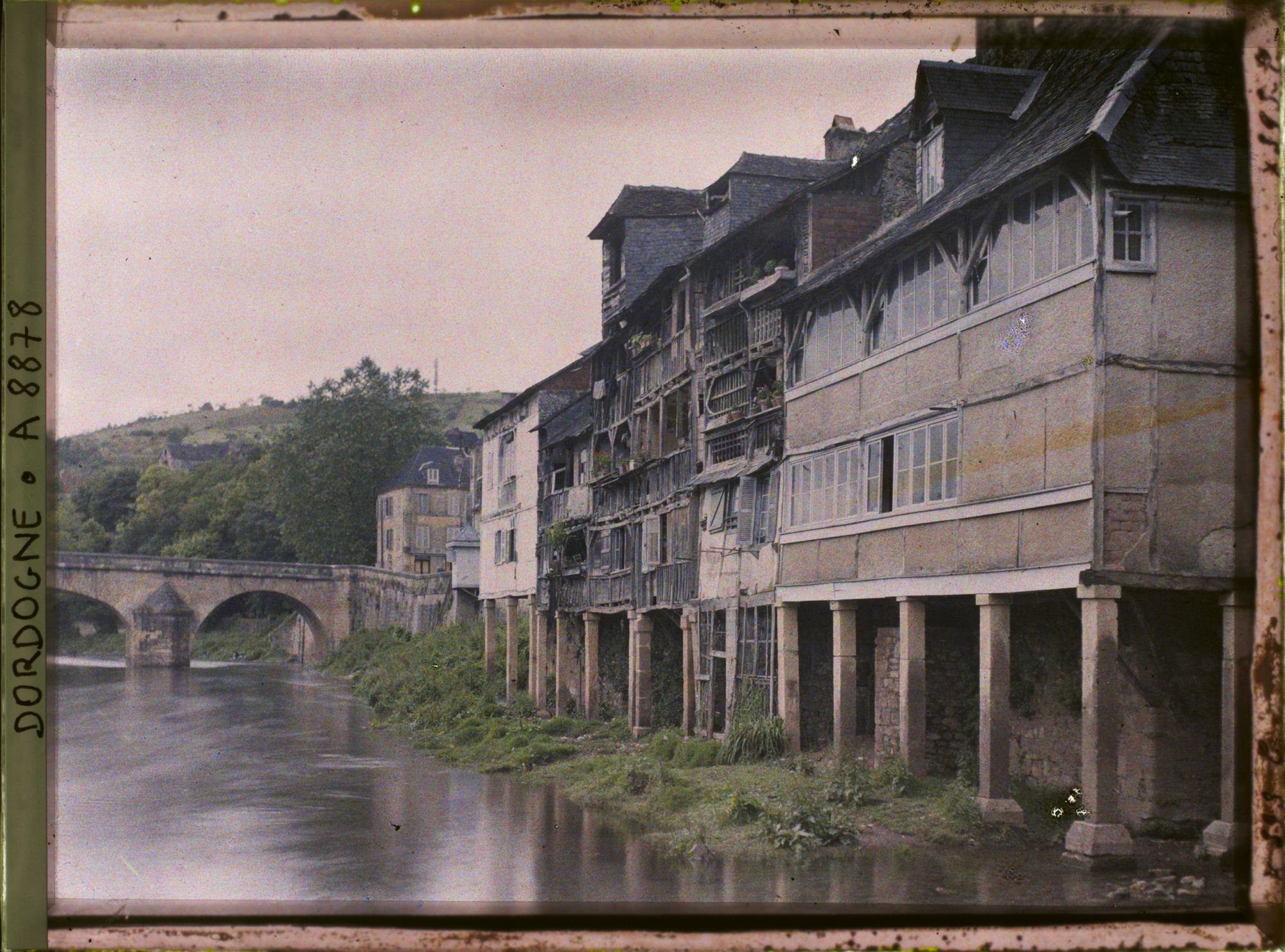 Image représentant France, Montignac, Les maisons sur pilotis