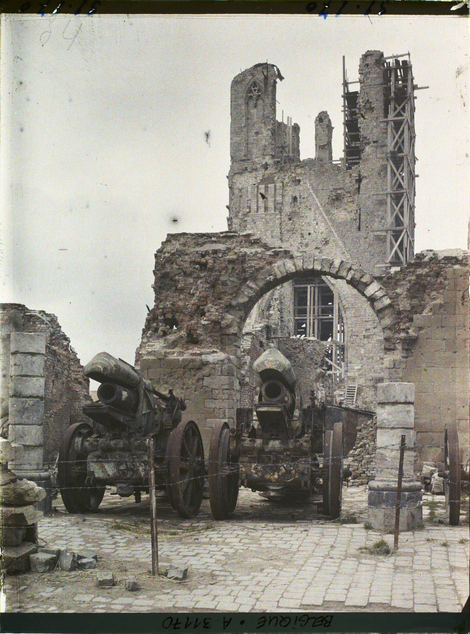 Image représentant Belgique, Ypres, Le Beffroi des Halles et Ruines de Nieuwerke