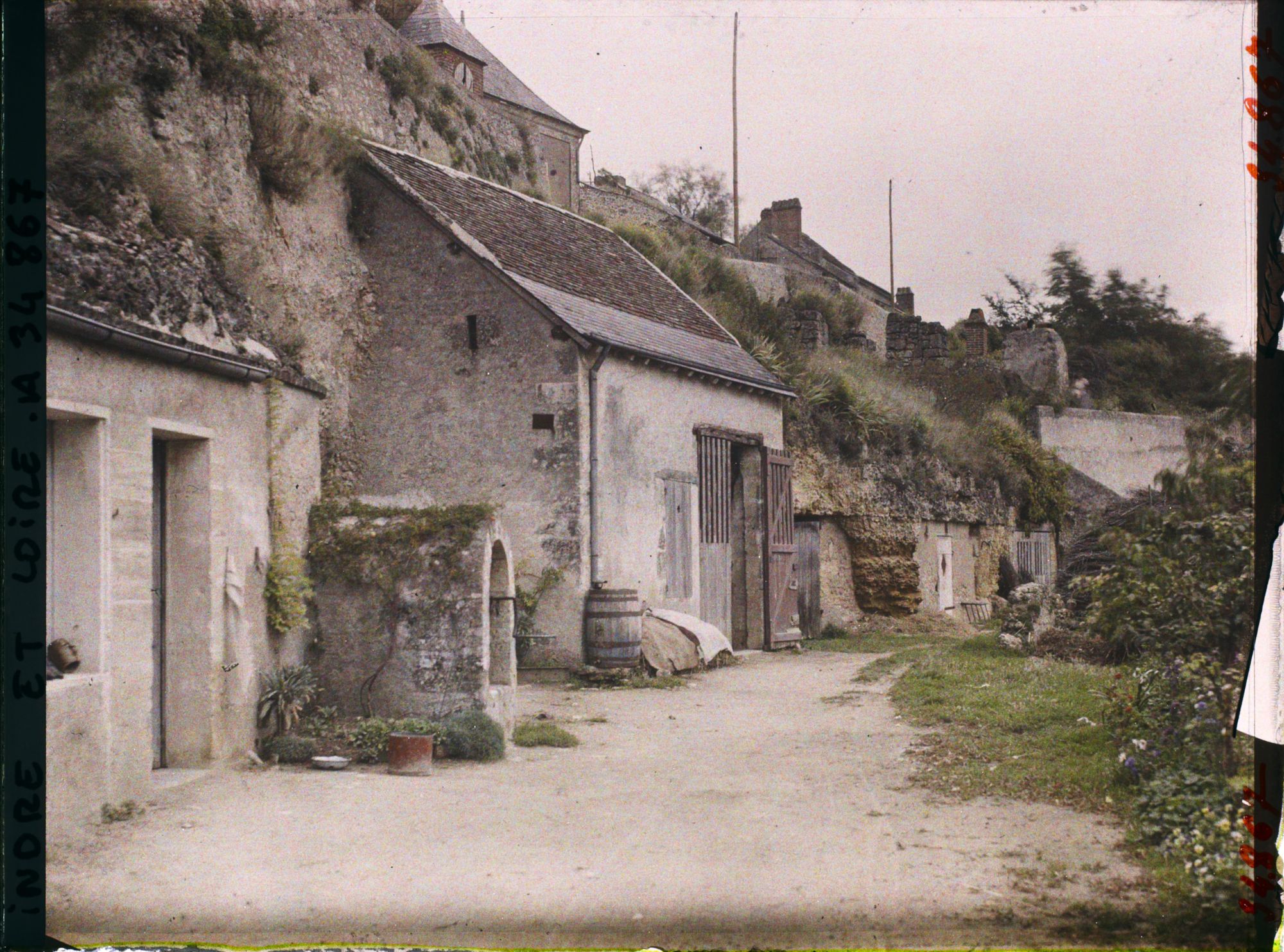 Image représentant Cour et puits d'une maison troglodyte