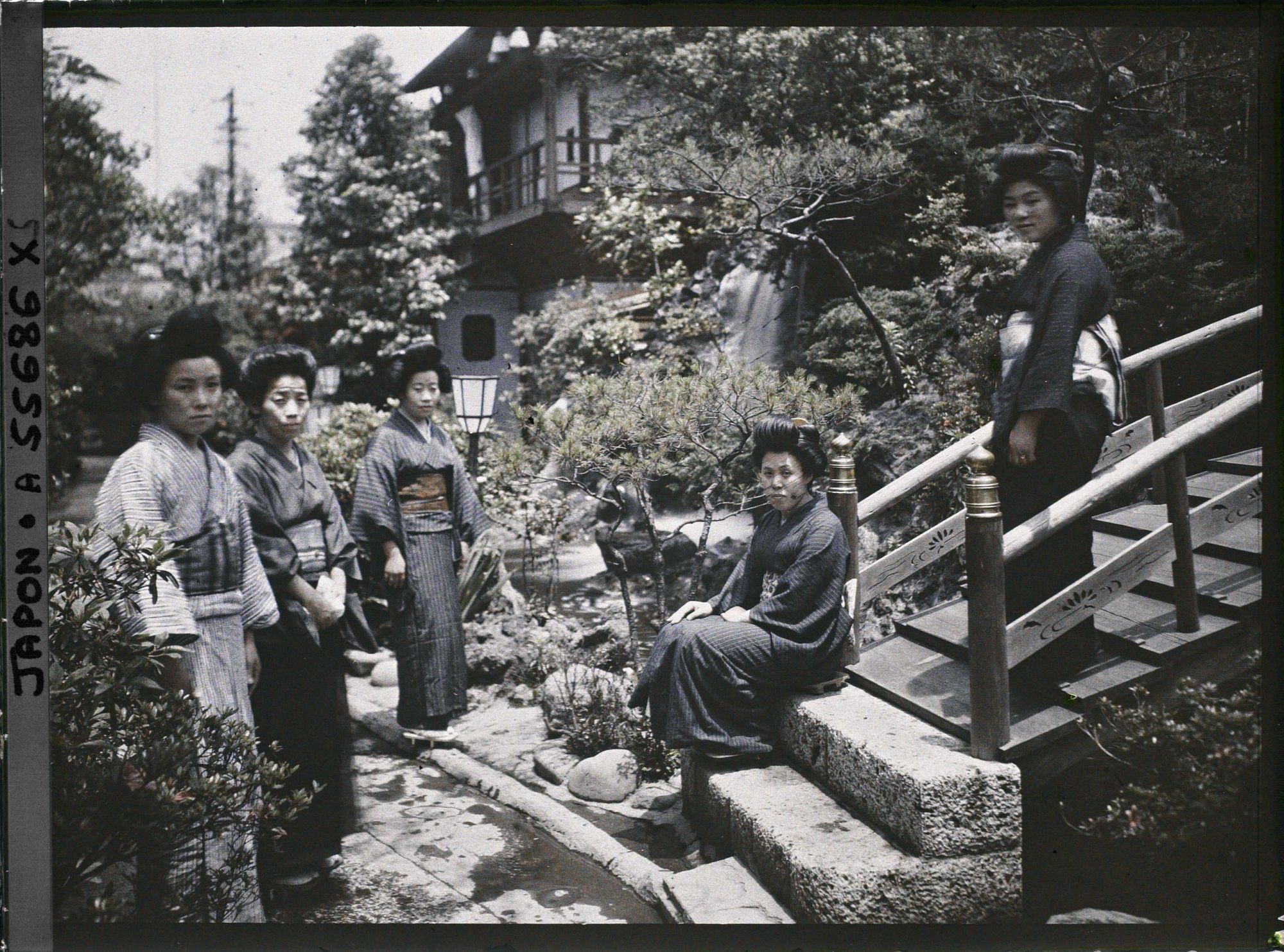 Image représentant Entrée et jardin d'un Ryokan (hôtel-restaurant traditionnel)