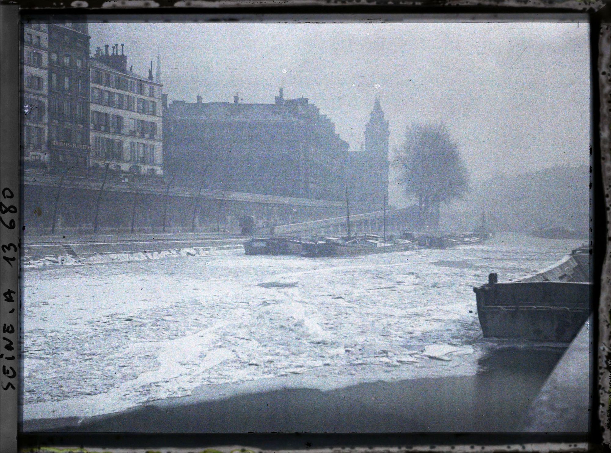 Image représentant La Seine gelée, vue depuis le quai des Grands-Augustins