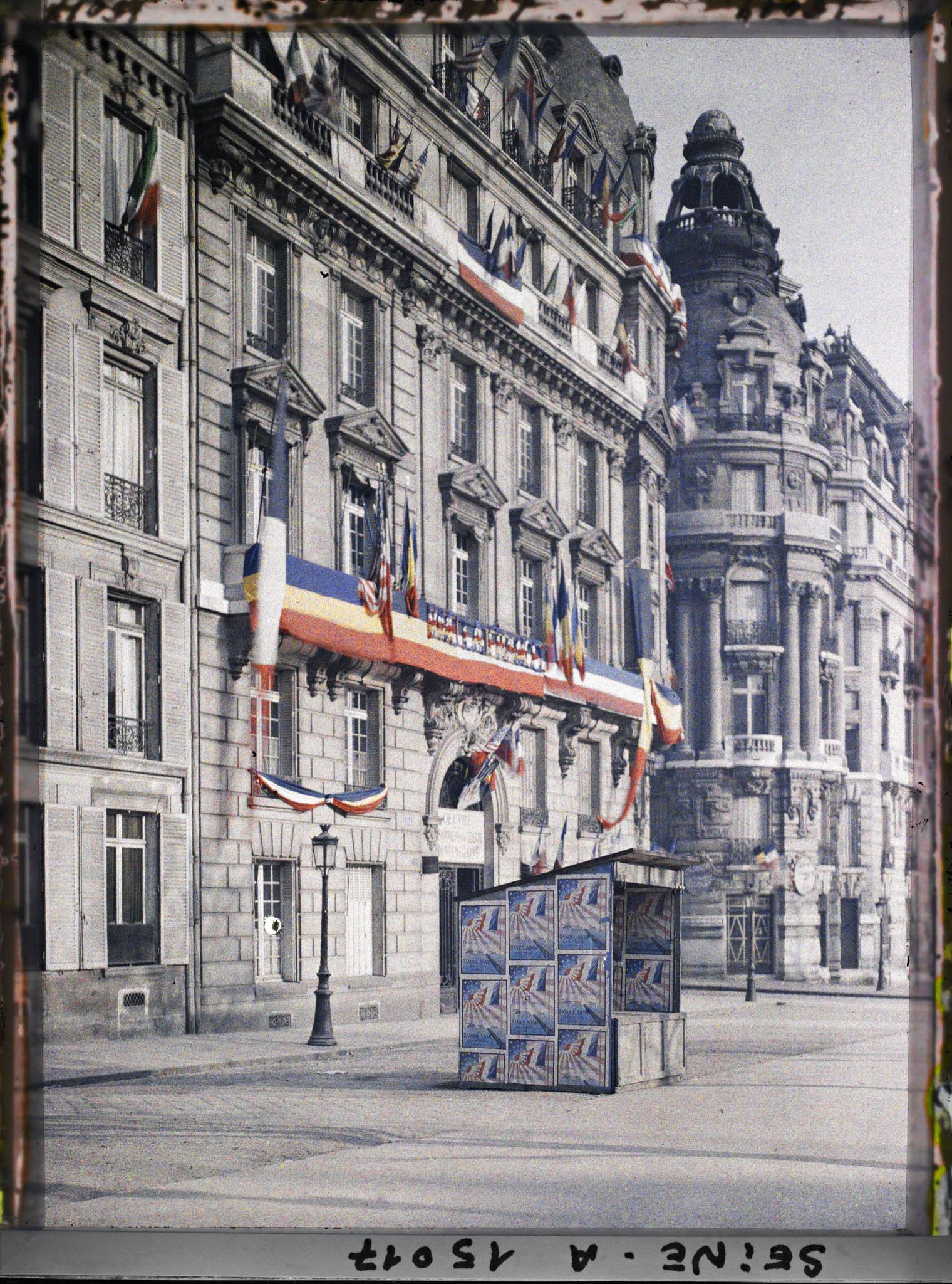 Image représentant Baraque de l'emprunt et pavoisements au 114 avenue des Champs-Elysées (Œuvre des prisonniers de guerre monténégrins), à l'angle de la rue Washington