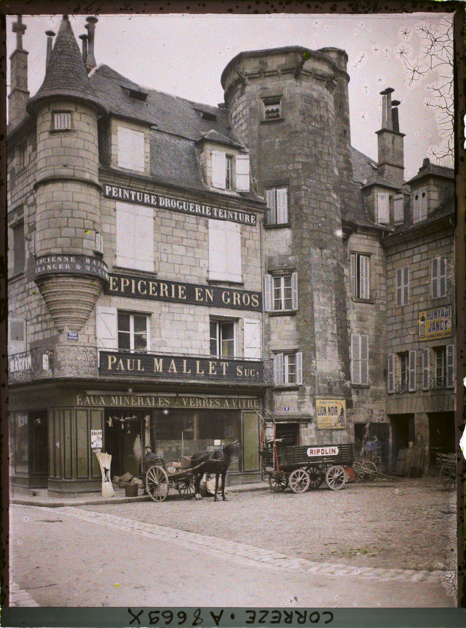 Image représentant La place Latreille avec l'Hôtel Maillard-Quinhart dit des Tours Saint-Martin