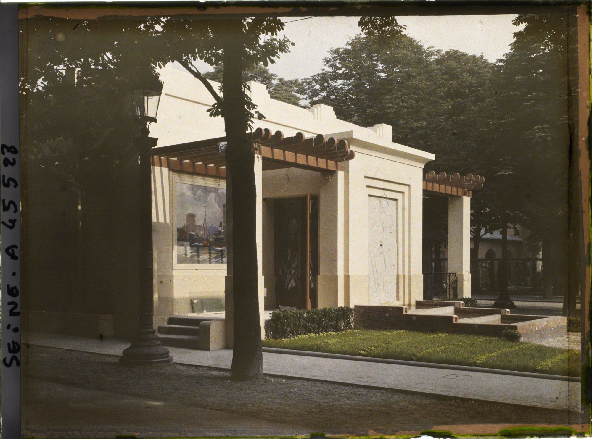 Image représentant L'Exposition des arts décoratifs, Pavillon du 7ème groupement économique régional de la Chambre de Commerce ou Pavillon de la ville de Limoges
