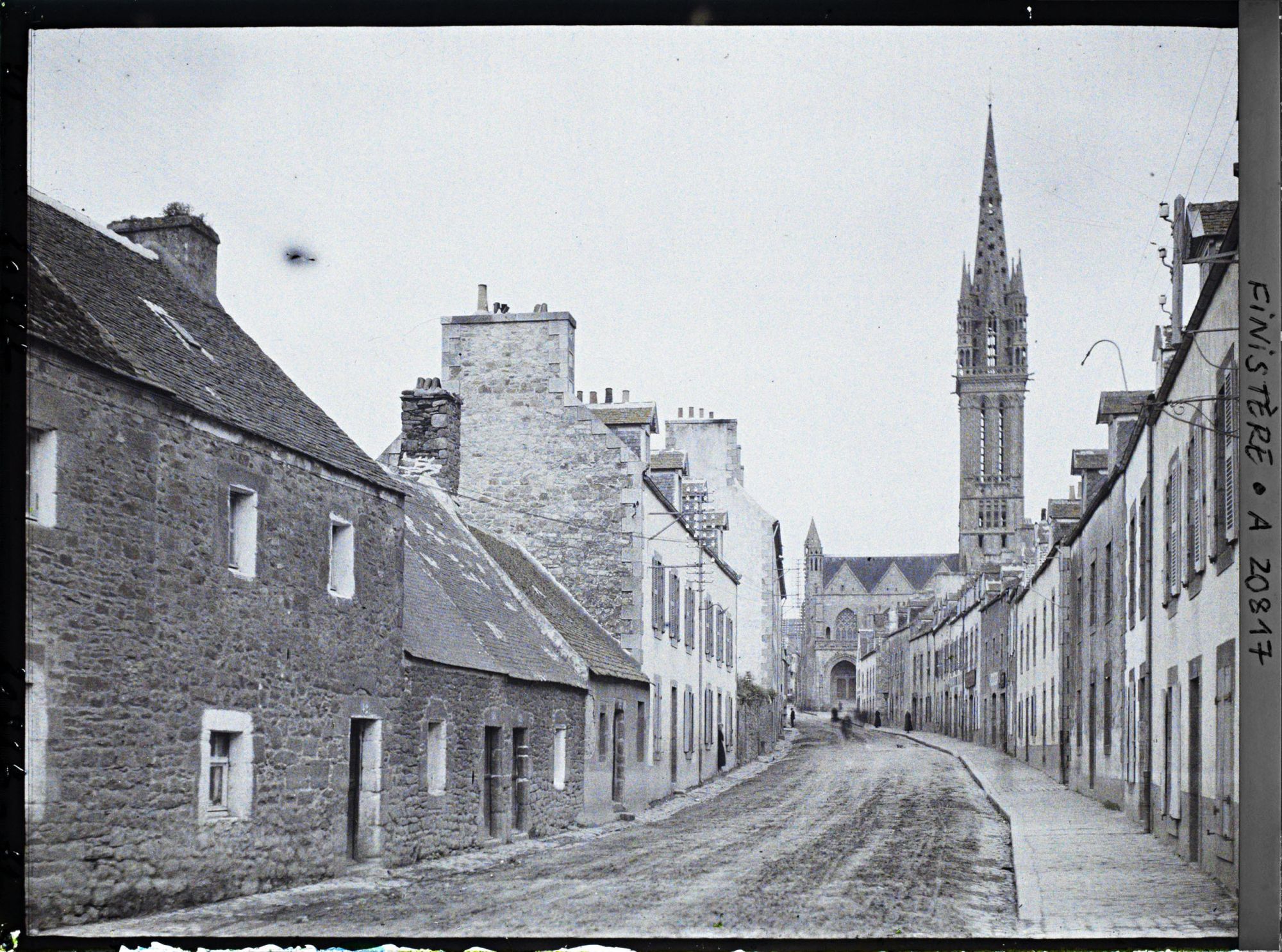 Image représentant La rue Cadiou et la chapelle Notre-Dame-du-Kreisker (XIVe siècle)
