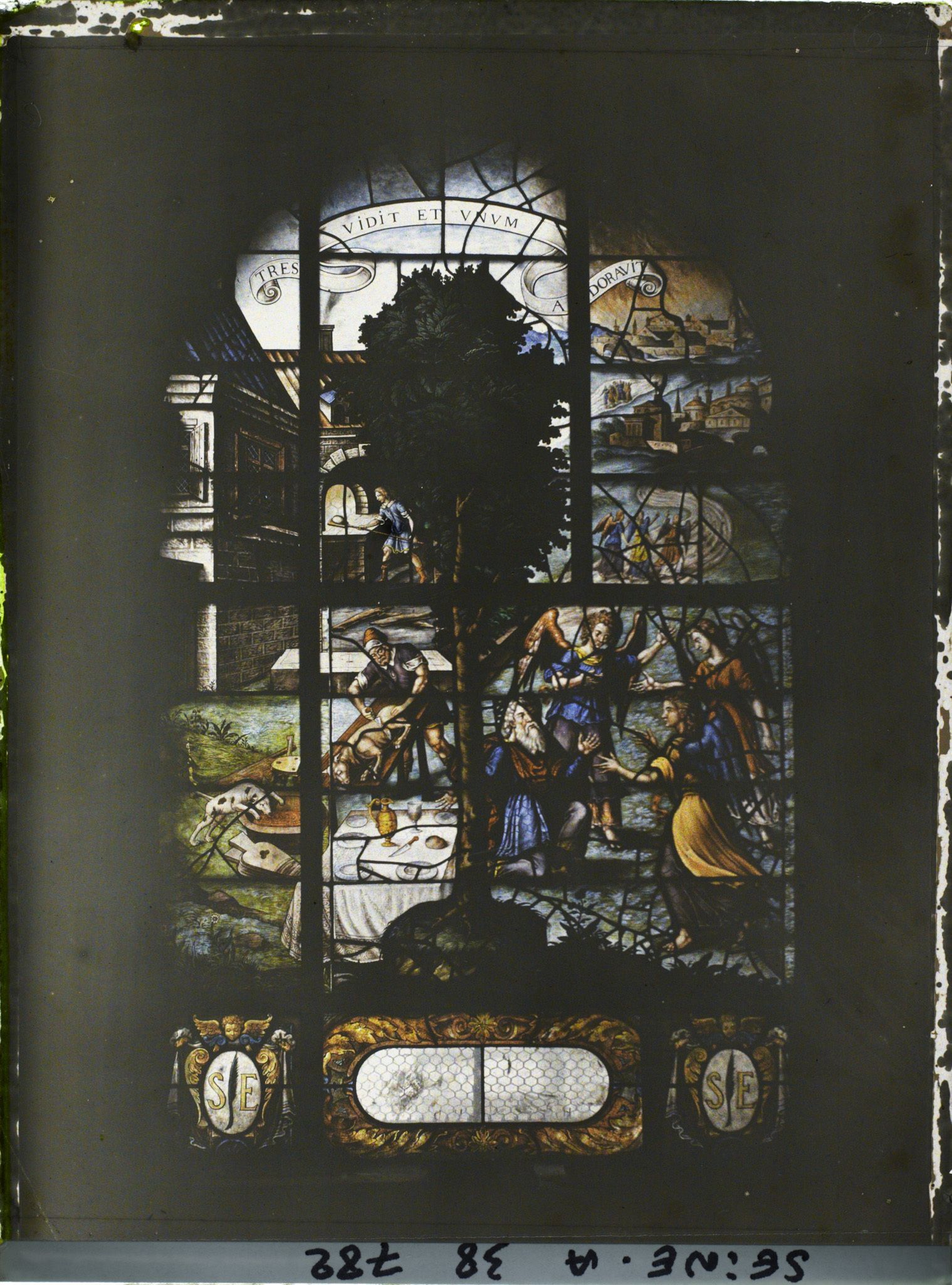 Image représentant Intérieur de l'église Saint-Etienne-du-Mont, un vitrail du cloître