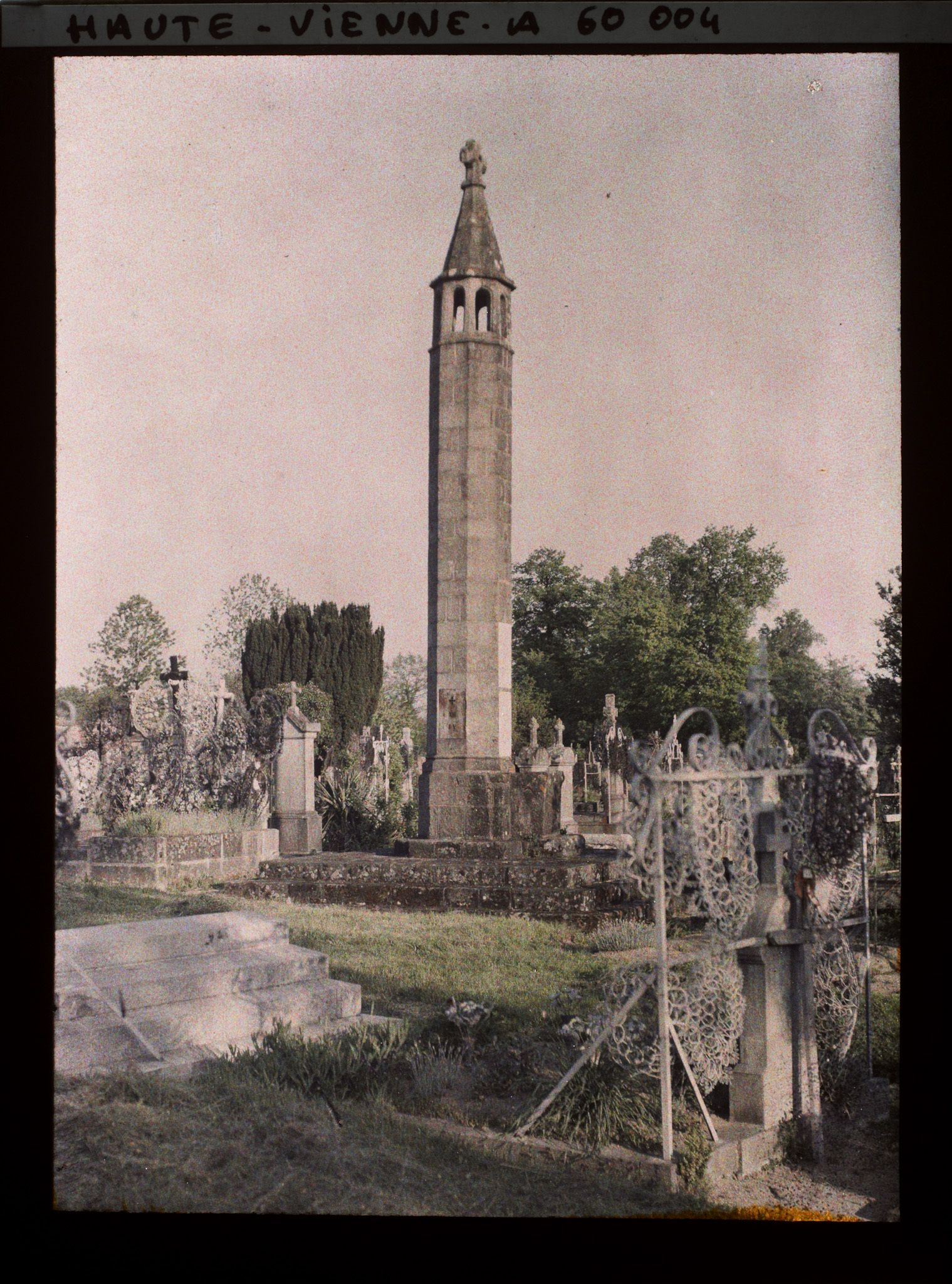 Image représentant La lanterne aux morts, cimetière de la ville