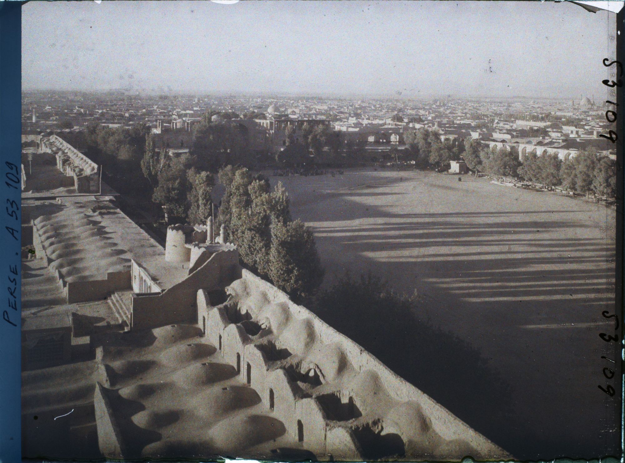 Image représentant La place Naghsh-e Jahan ou Meydan-i-Chah (place Royale), vers le bazar, au nord